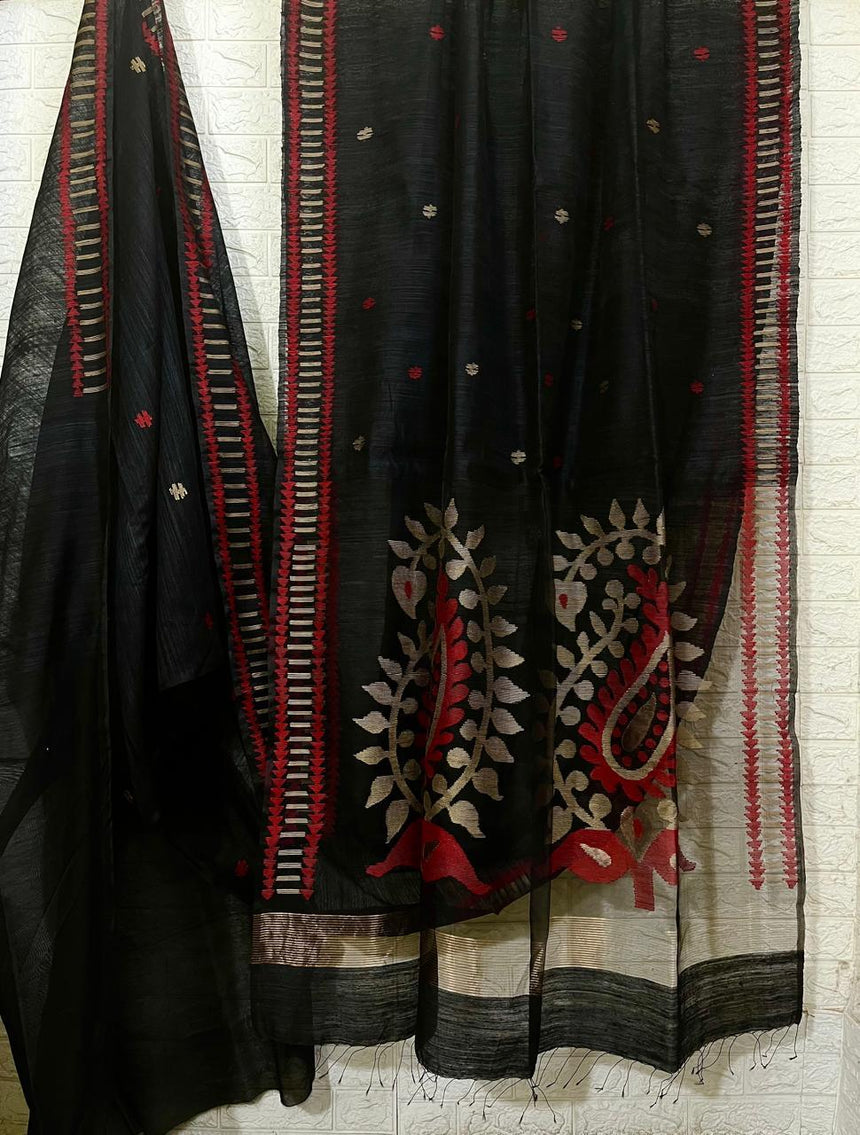 Black with red & beige colour kalka motifs matka silk handwoven jamdani saree - Tamal Boutique