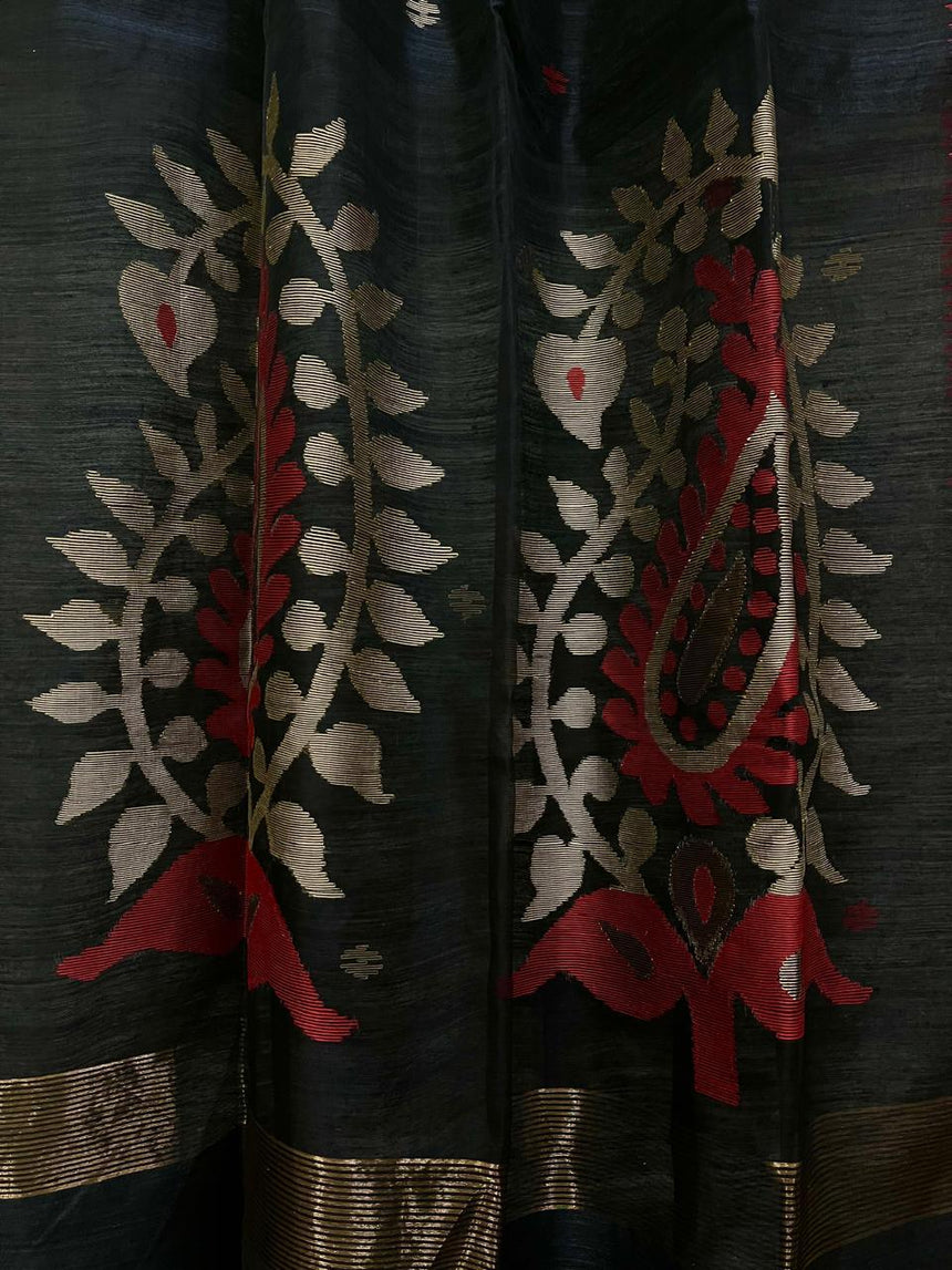 Black with red & beige colour kalka motifs matka silk handwoven jamdani saree - Tamal Boutique