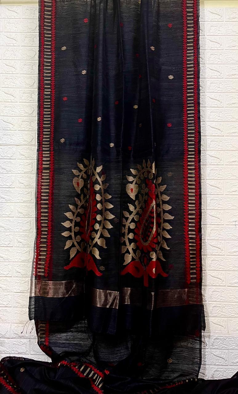 Black with red & beige colour kalka motifs matka silk handwoven jamdani saree - Tamal Boutique