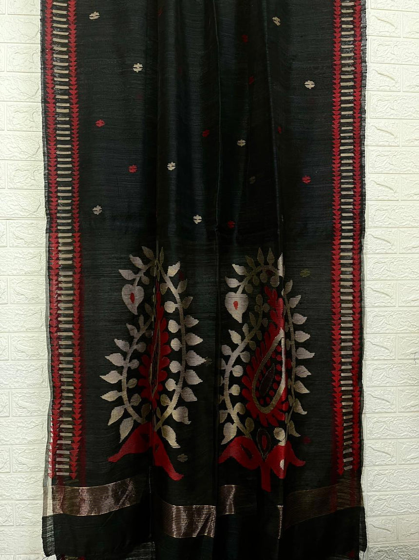 Black with red & beige colour kalka motifs matka silk handwoven jamdani saree - Tamal Boutique