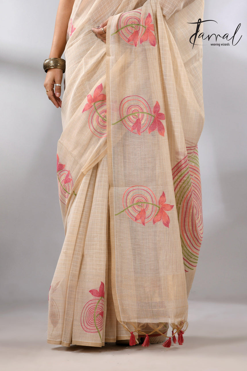 Light beige with floral motifs handloom silk cotton jamdani saree_Close_up