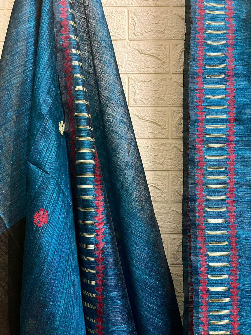 Peacock Blue with red & beige colour kalka motifs matka silk handwoven jamdani saree - Tamal Boutique
