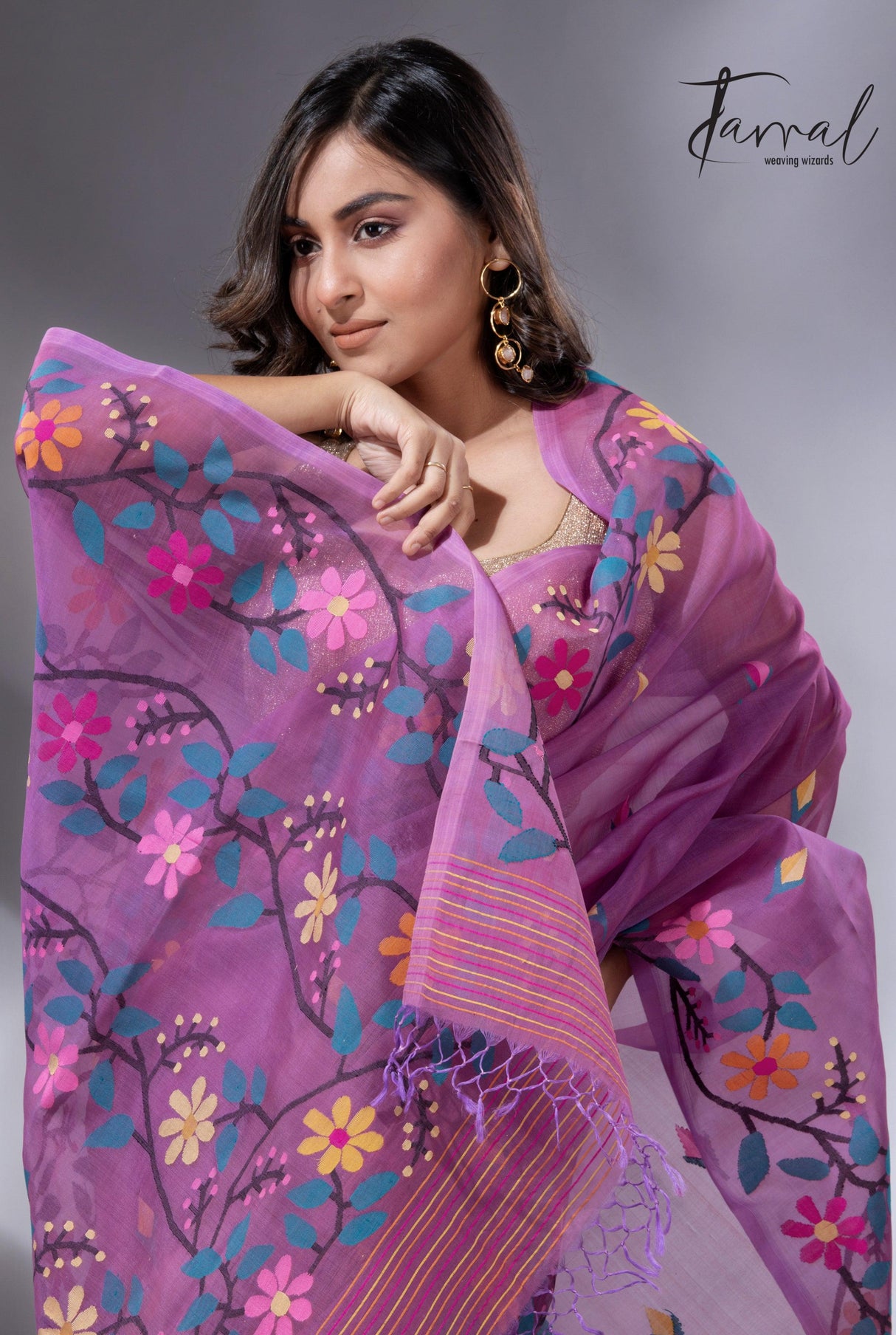 Purple floral border handwoven muslin jamdani saree1