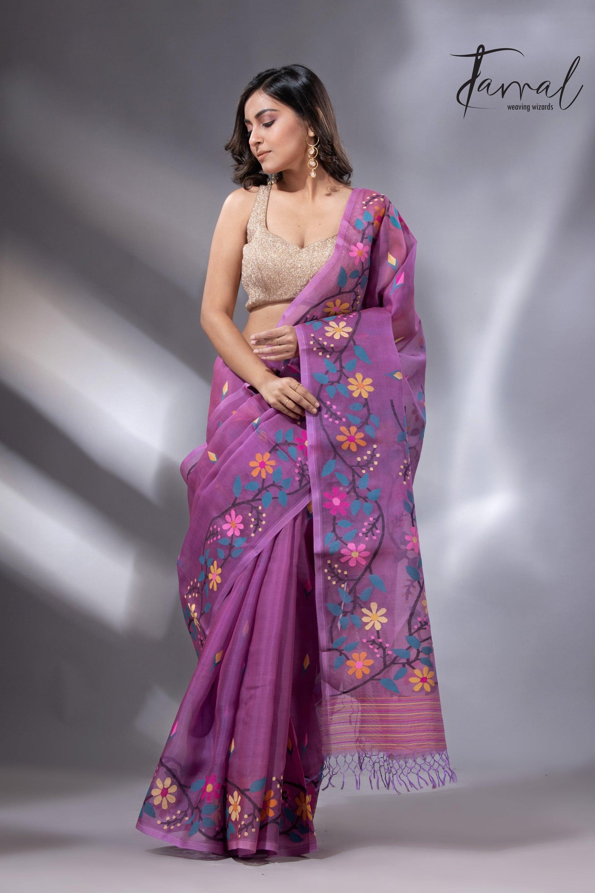Purple floral border handwoven muslin jamdani saree4