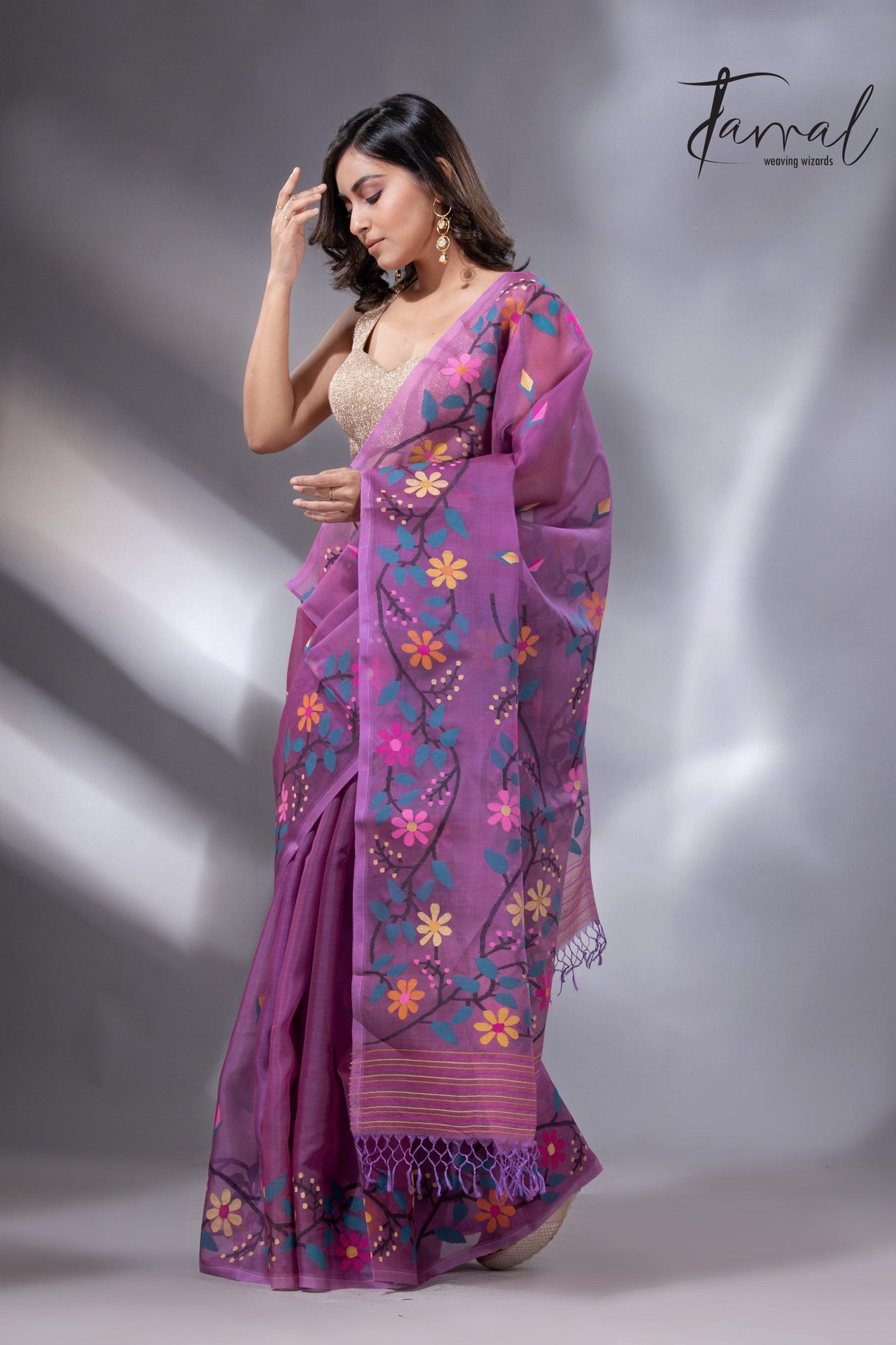 Purple floral border handwoven muslin jamdani saree5