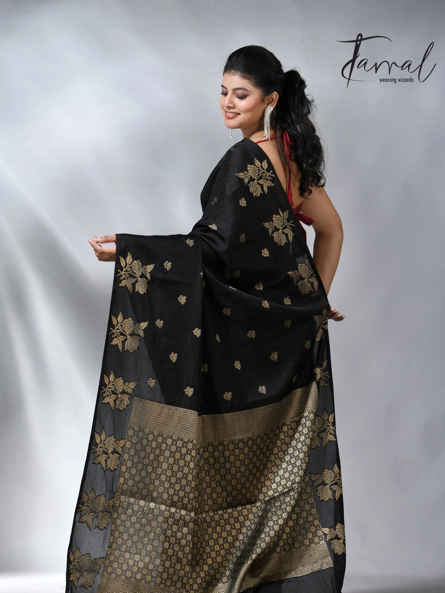 Black colour in benarasi silk with the handloom jamdani saree