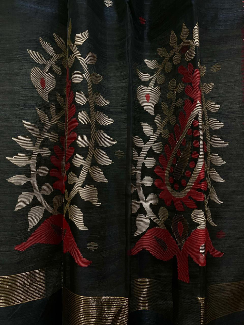 Black with red & beige colour kalka motifs matka silk handwoven jamdani saree - Tamal Boutique