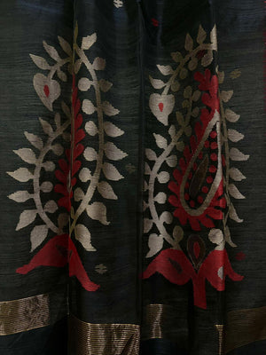 Black with red & beige colour kalka motifs matka silk handwoven jamdani saree - Tamal Boutique