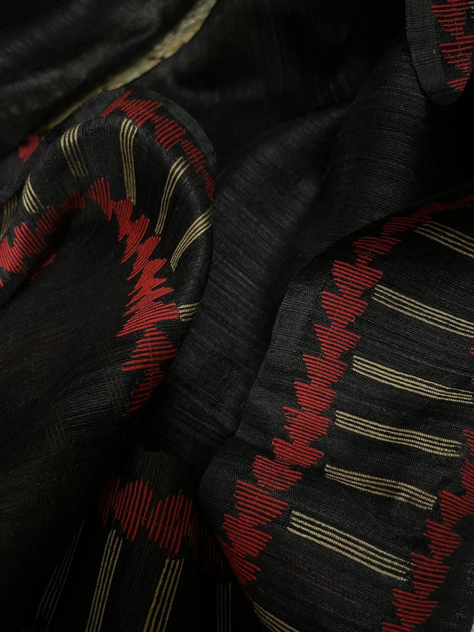 Black with red & beige colour kalka motifs matka silk handwoven jamdani saree - Tamal Boutique
