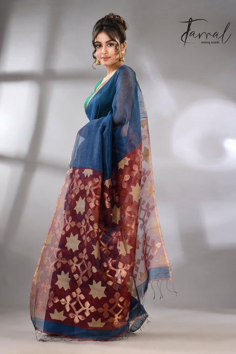 Blue handwoven Jamdani saree featuring a maroon star pallu full4