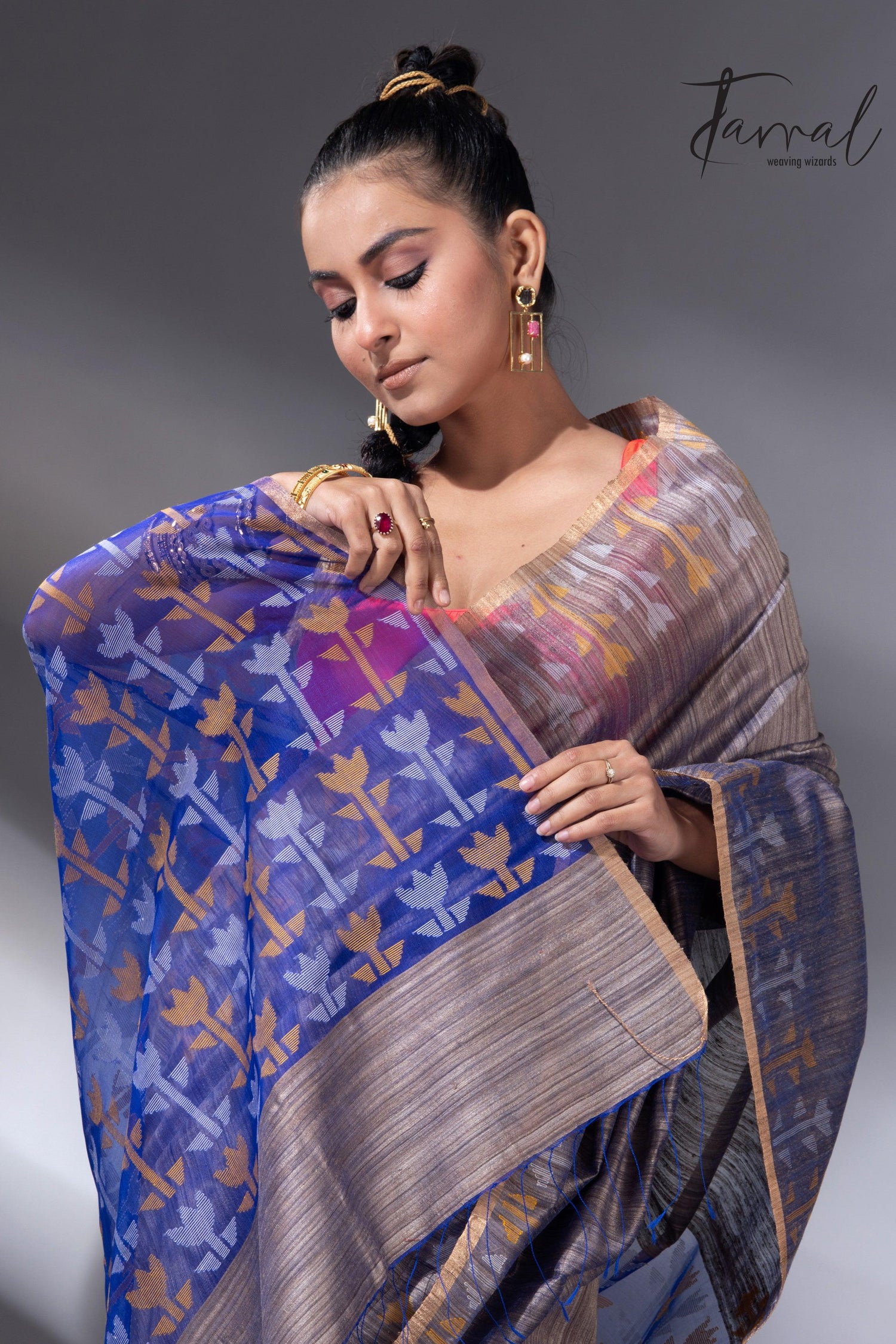 Blueish grey with blue pallu matka silk handwoven jamdani saree1