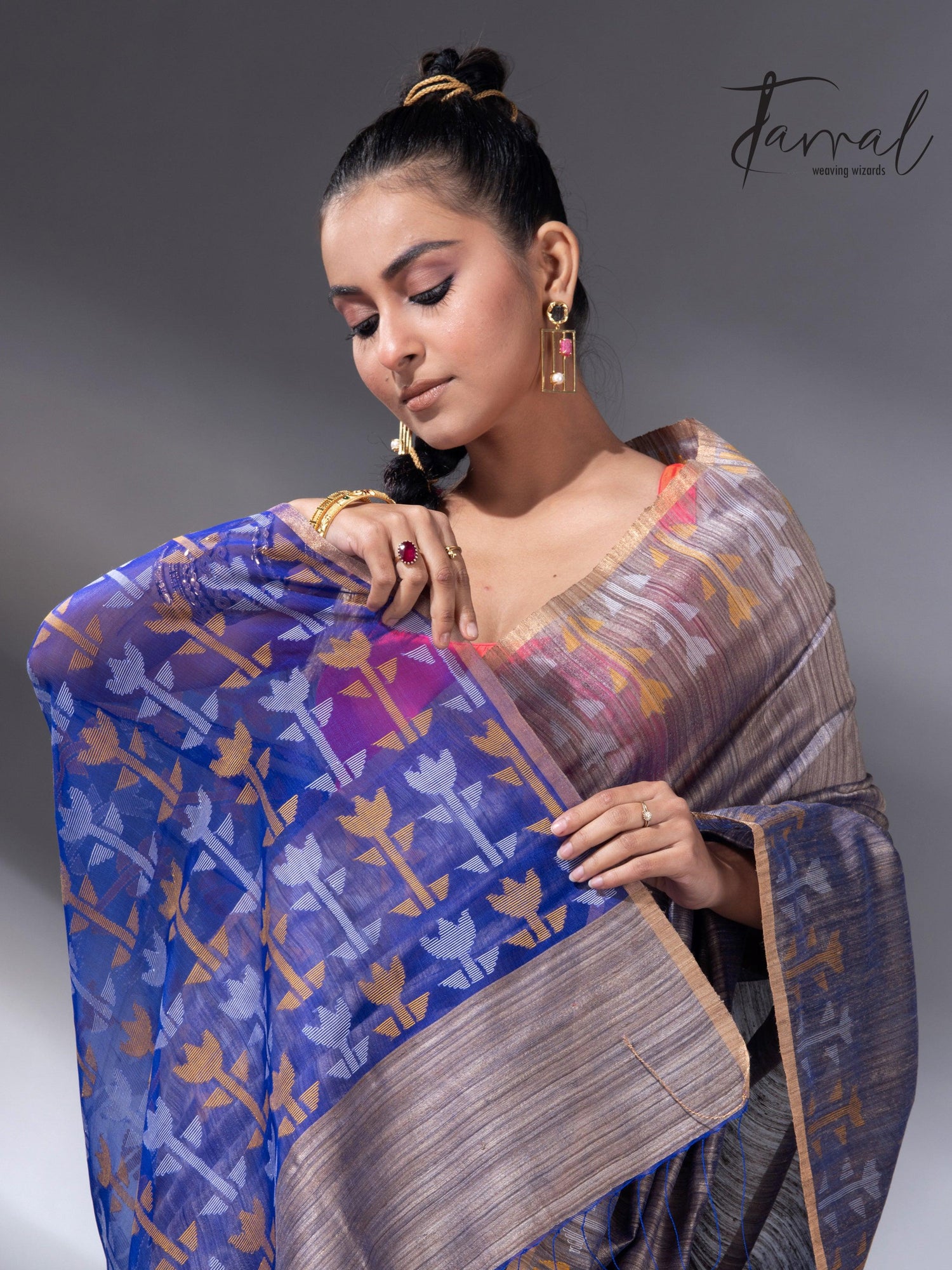 Blueish grey with blue pallu matka silk handwoven jamdani saree1