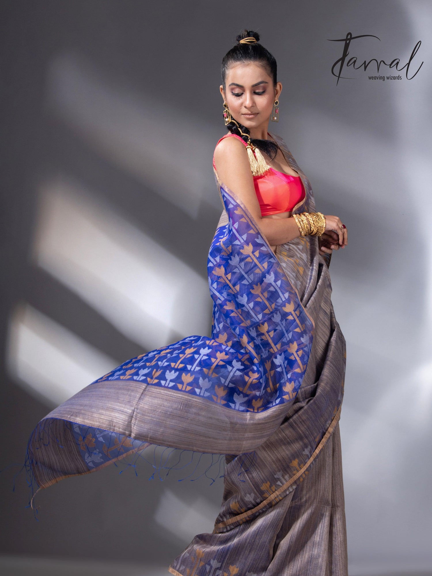 Blueish grey with blue pallu matka silk handwoven jamdani saree3