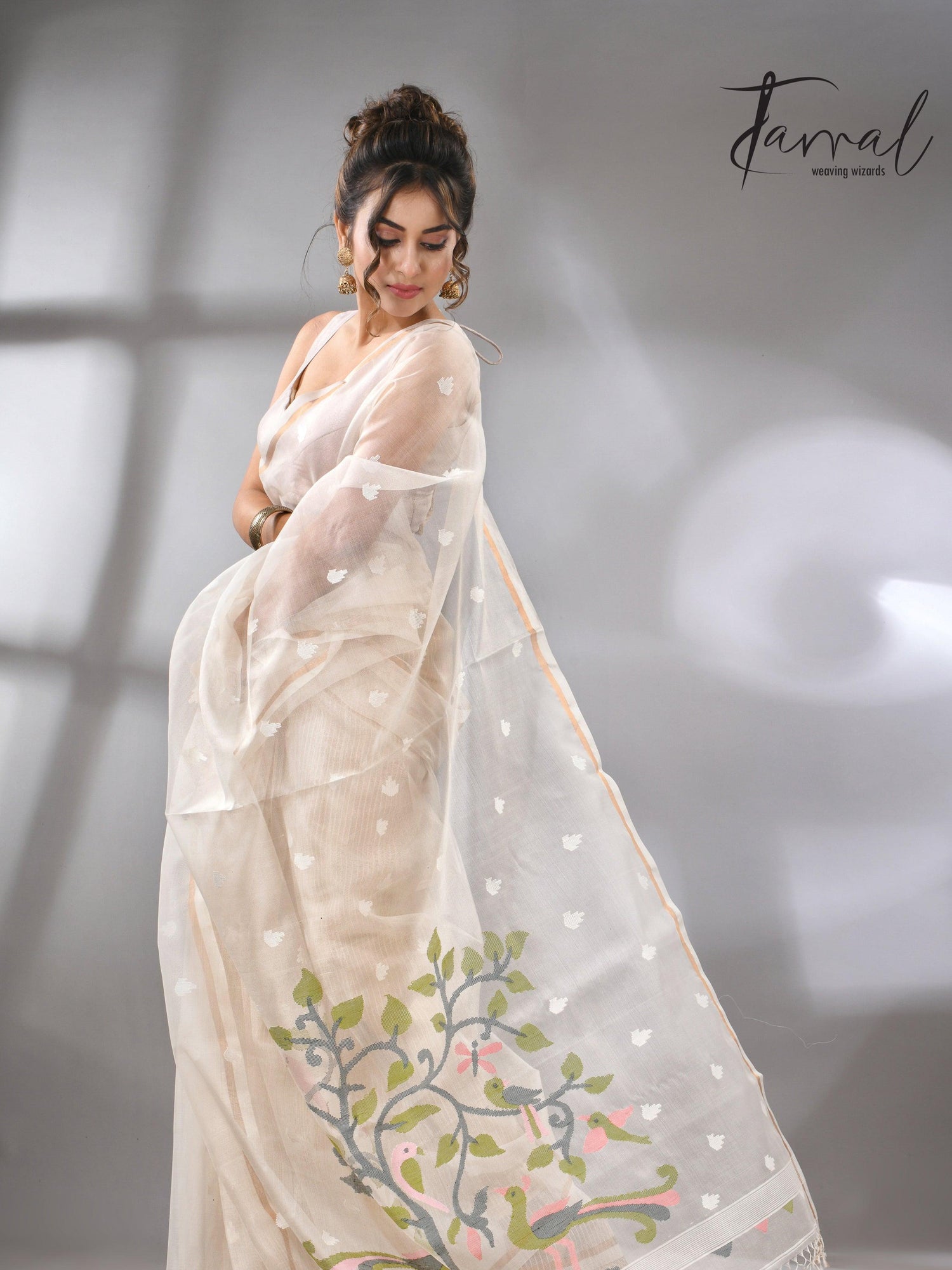 Buy Off White Muslin Silk Handloom needle work jamdani saree left2