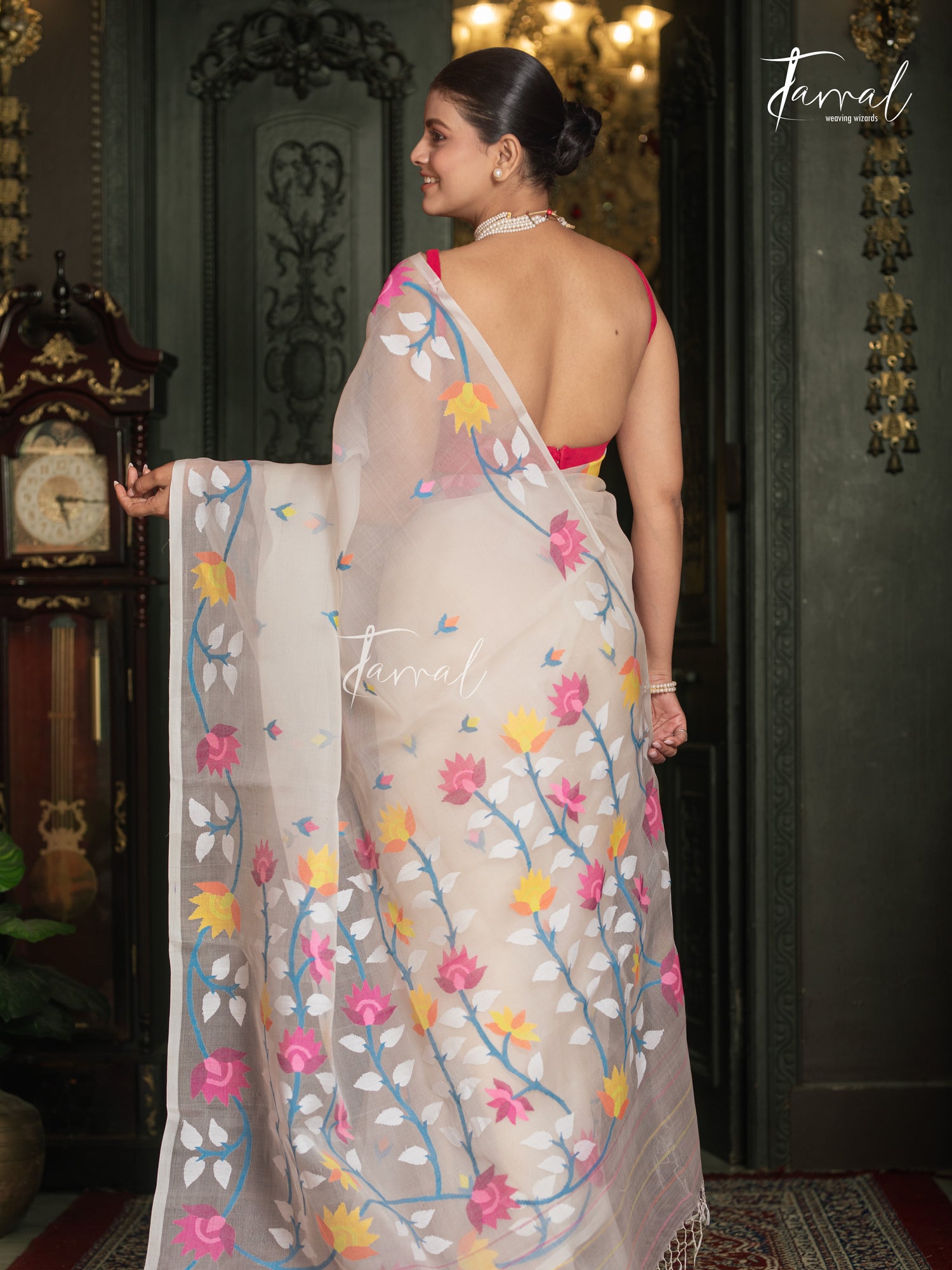Offwhite With Floral Border Muslin Silk Handwoven Jamdani Saree