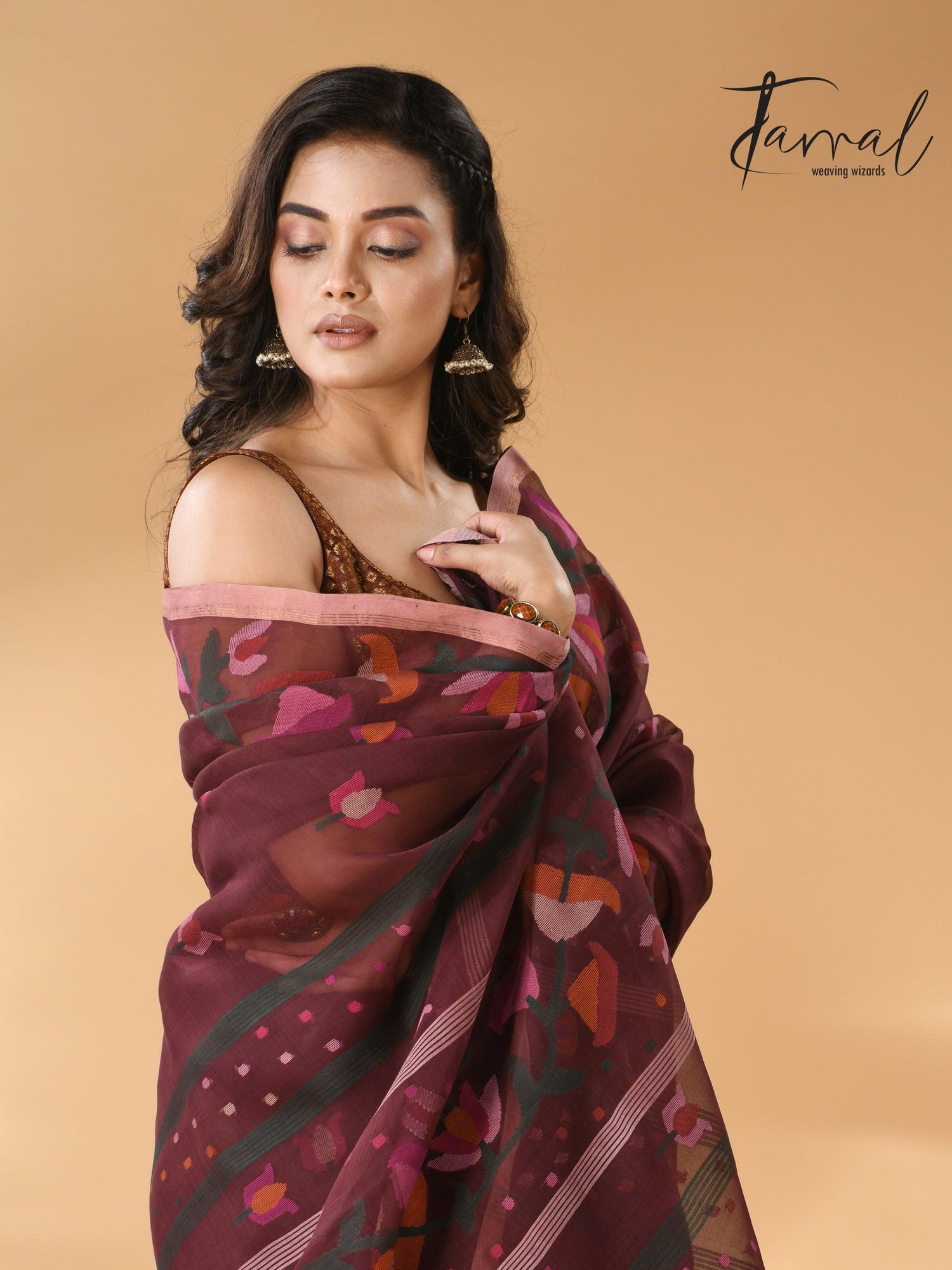 Chocolate brown kalmilata handwoven floral jamdani saree in muslin silk - Tamal Boutique