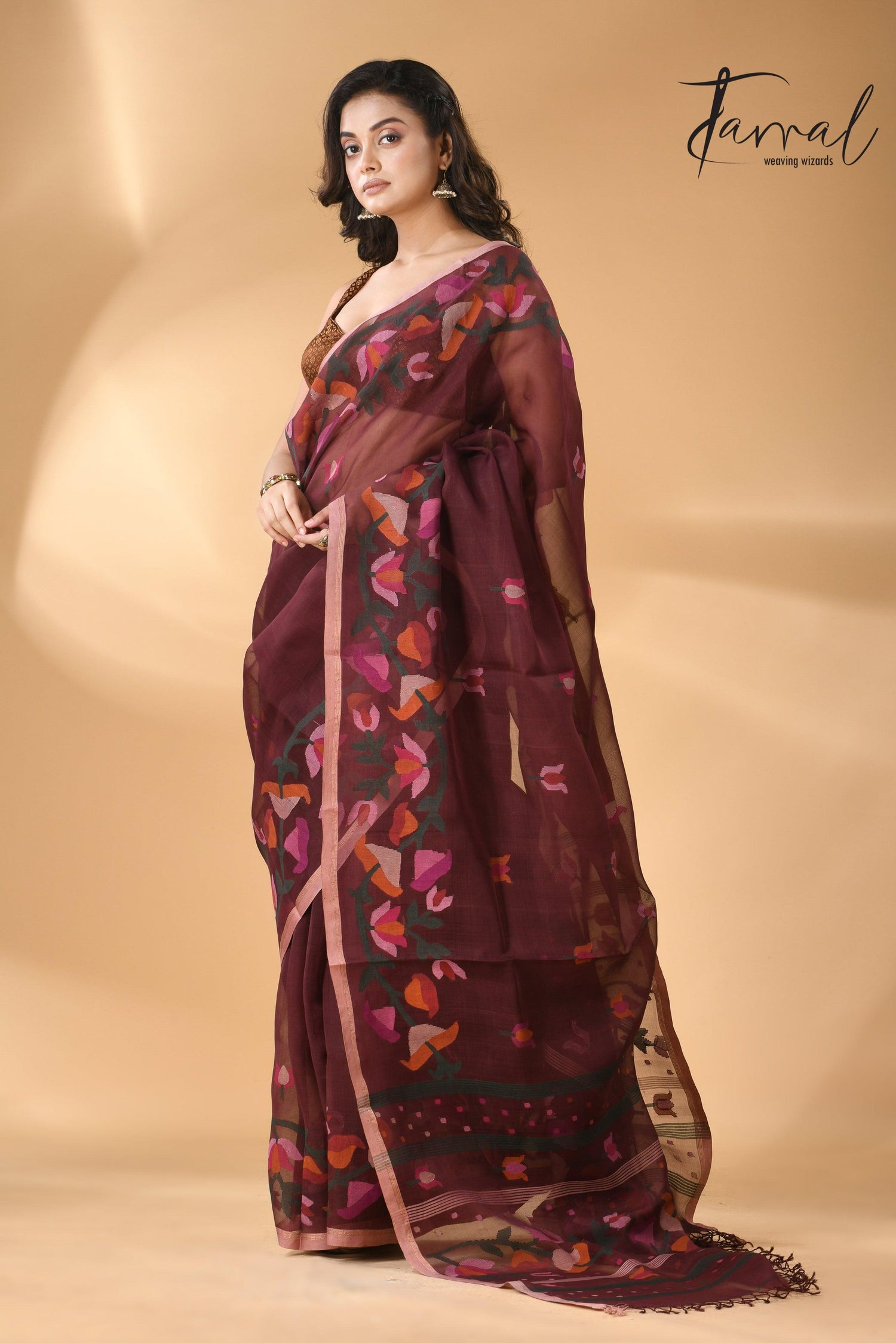 Chocolate brown kalmilata handwoven floral jamdani saree in muslin silk - Tamal Boutique