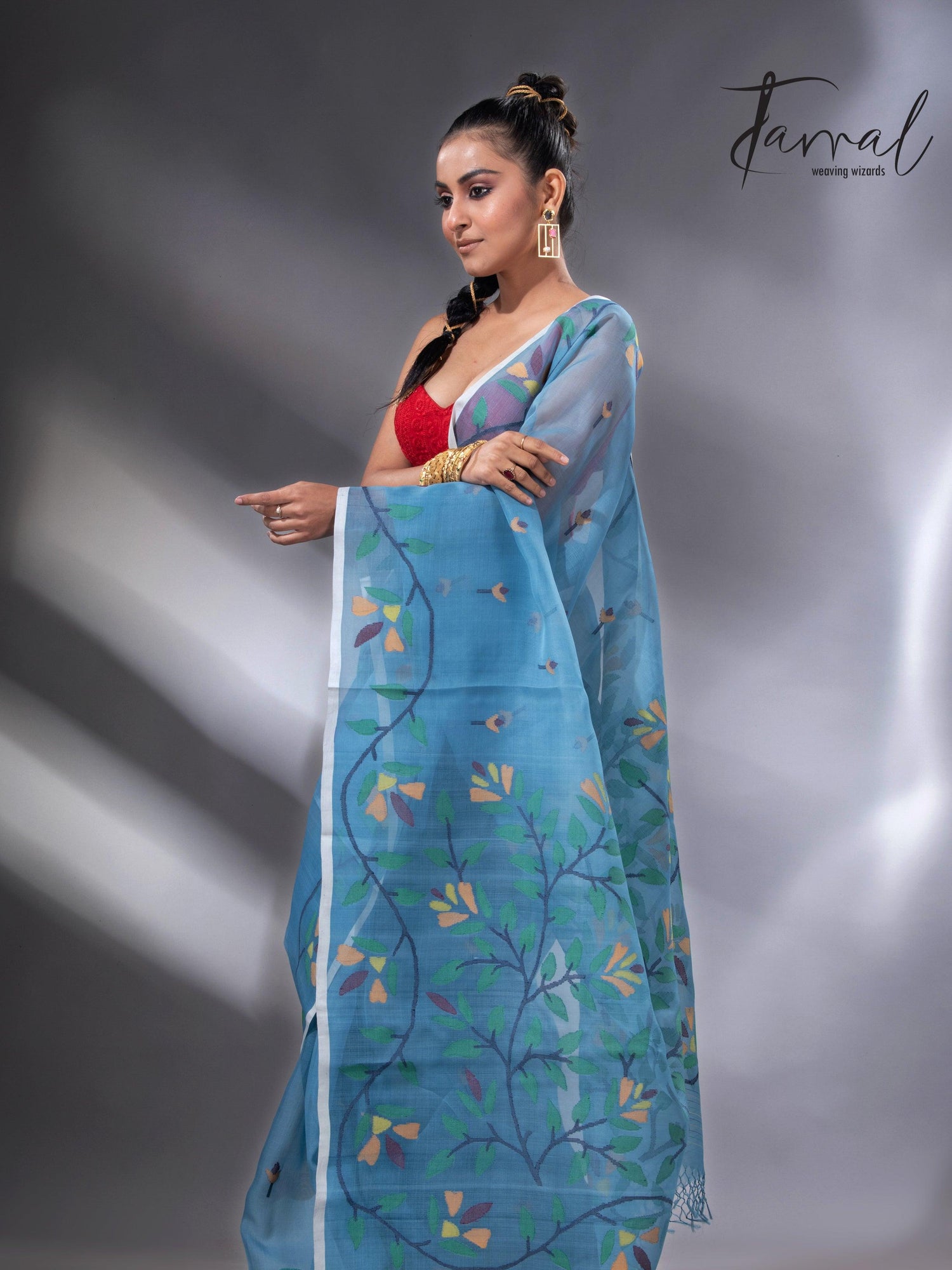 Cloudy blue with floral border muslin silk handwoven jamdani saree full3