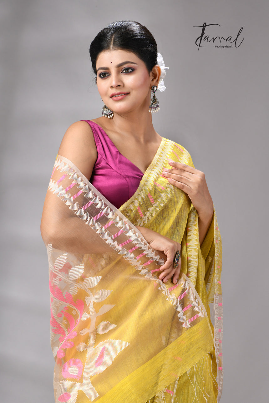 গোলাপী এবং সাদা কালকা মোটিফের সাথে সোনালি হলুদ মটকা সিল্ক হাতে বোনা জামদানি শাড়ি