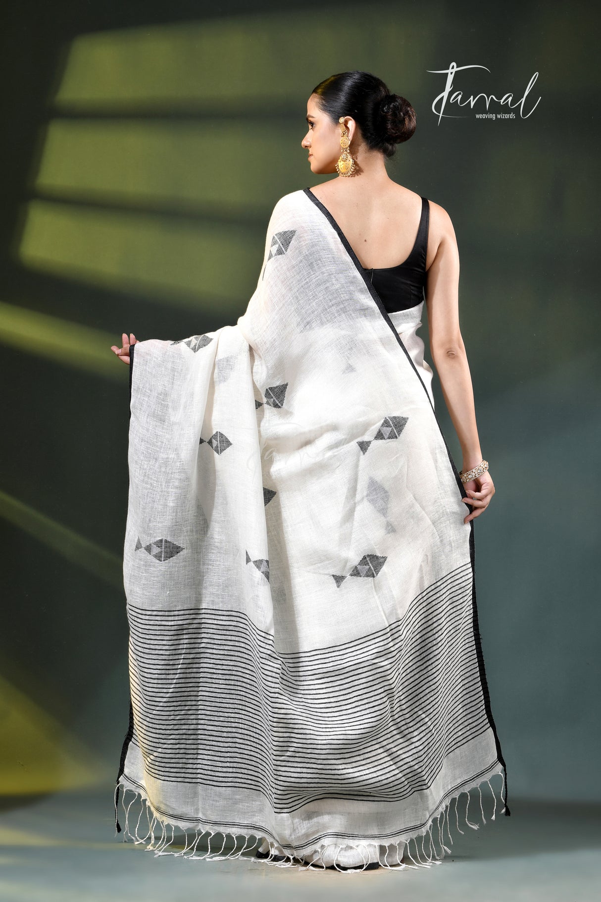 Offwhite with black pure linen handwoven jamdani saree