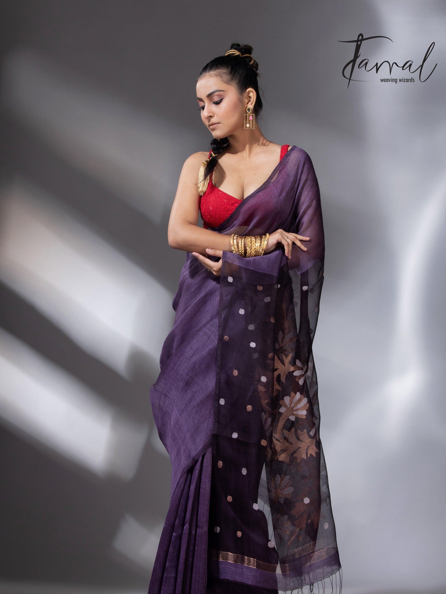 Deep Magenta silk linen handwoven jamdani saree in Kolkata left