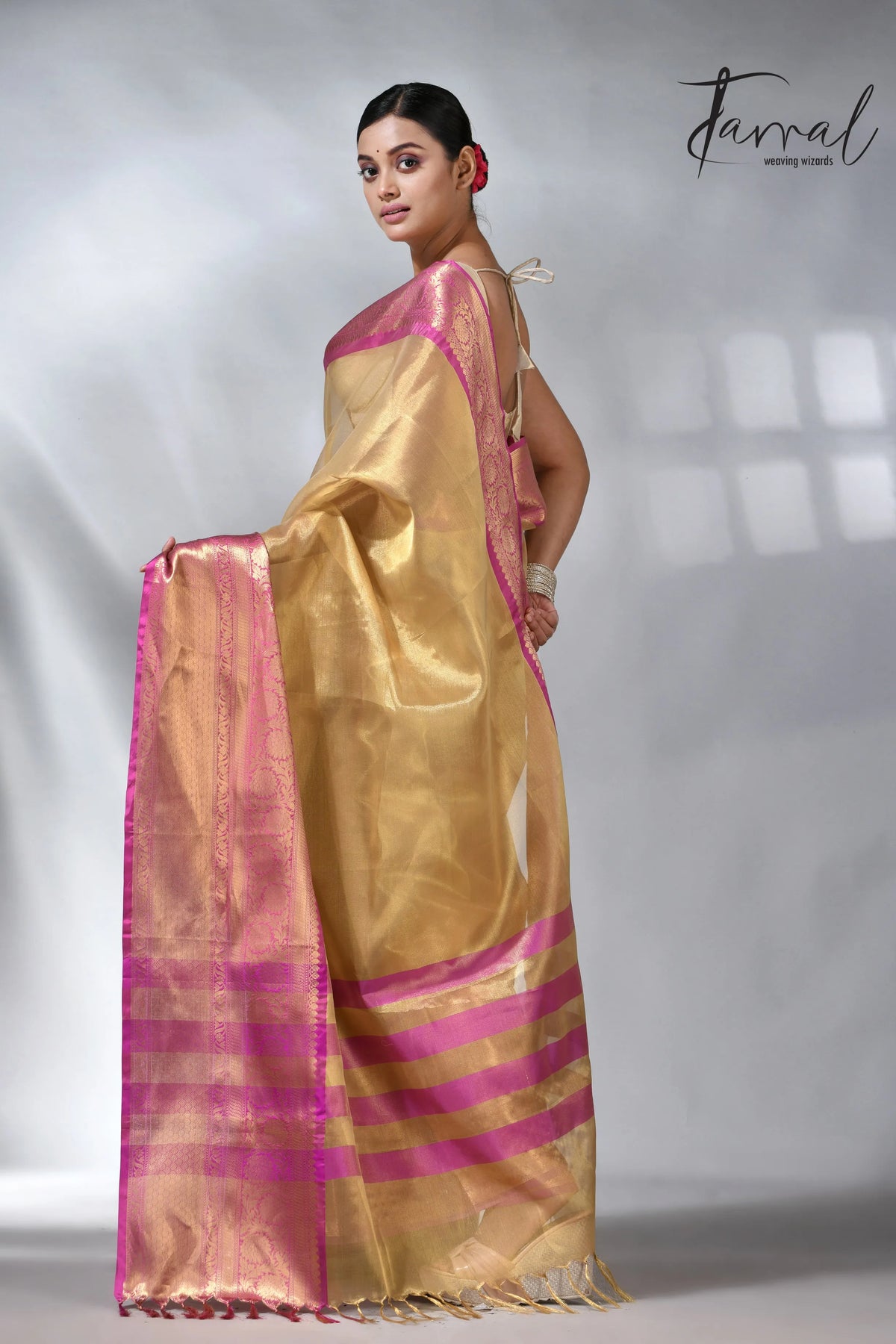 Exlore the Golden with the Pink colour in the Benarasi saree