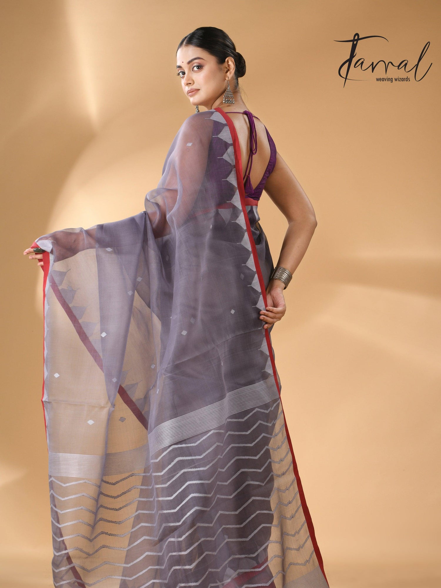 Grey Muslin Silk Handwoven Neddle Work Jamdani Saree Back
