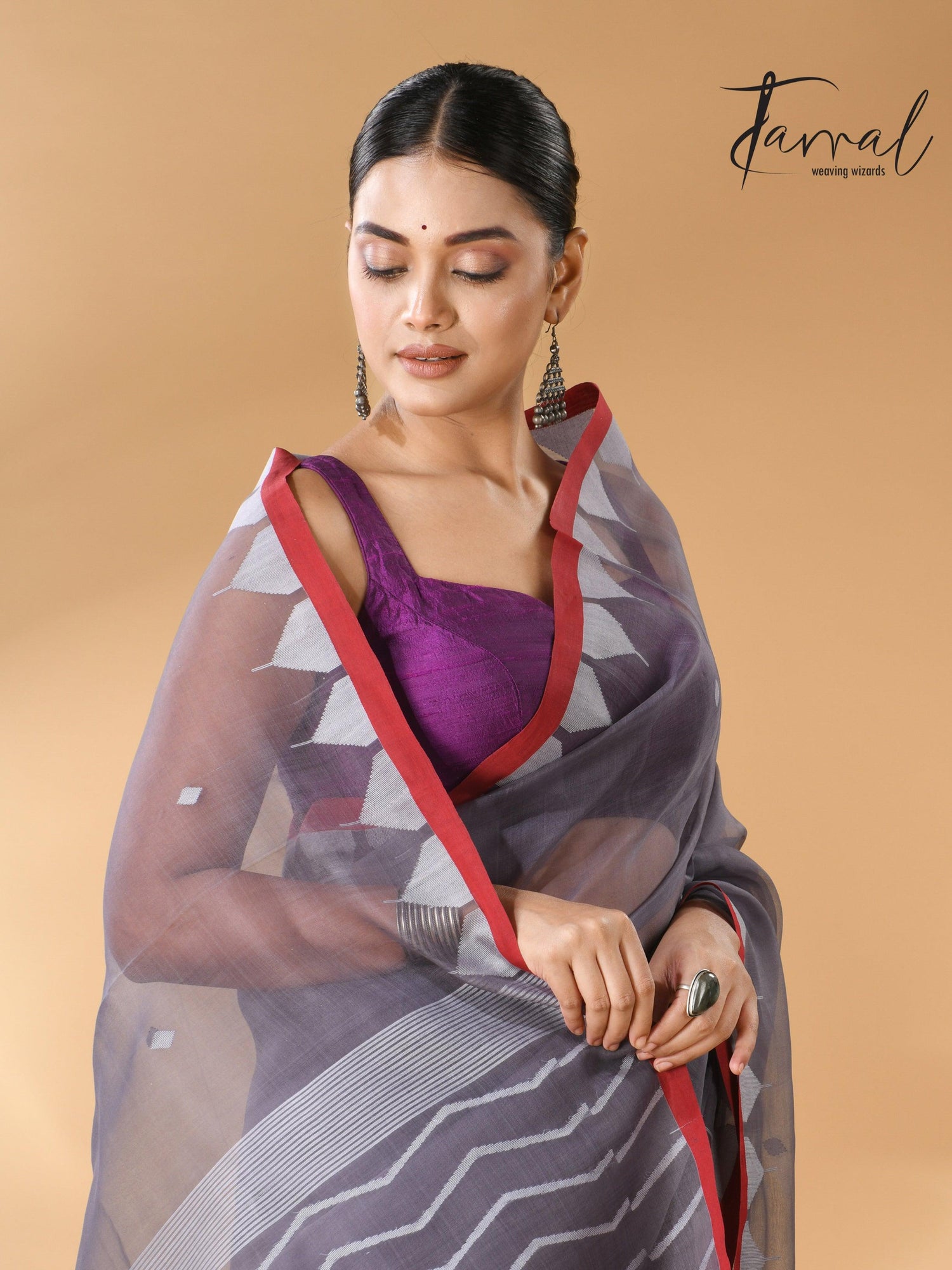 Grey Muslin Silk Handwoven Neddle Work Jamdani Saree Closeup2