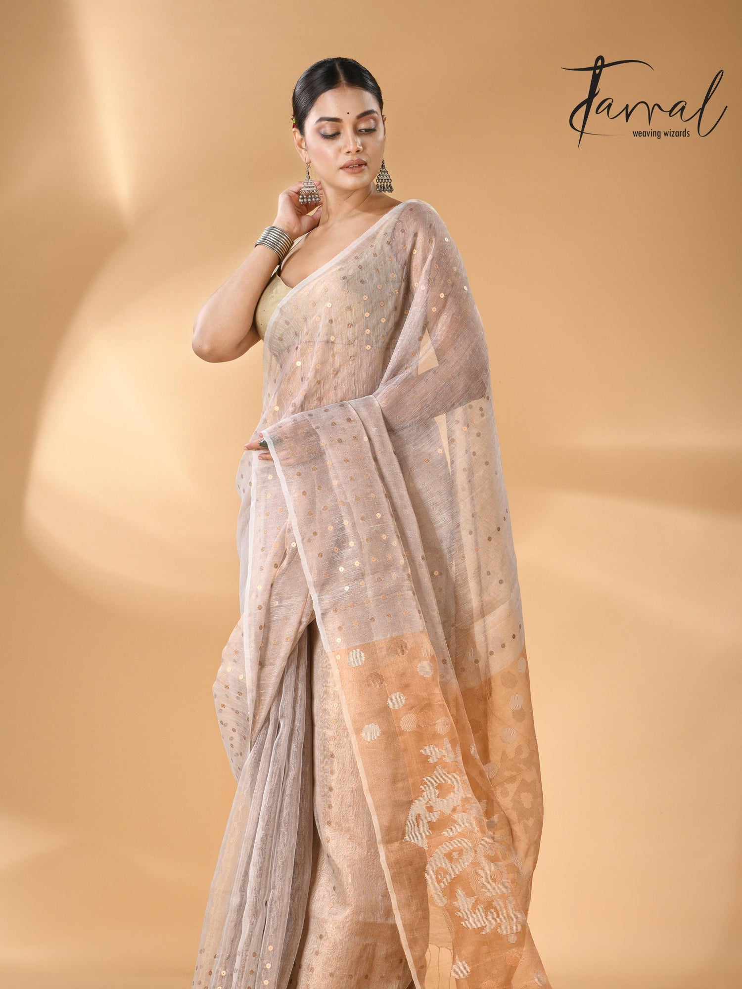 Handwoven Needlework Jamdani Saree featuring a Grey and Brown Pallu right