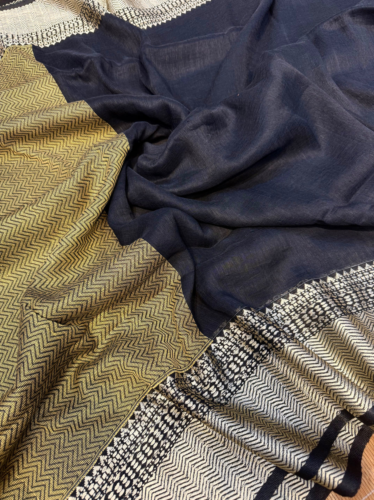 Cotton Linen Handloom Saree with Running Work Blouse Piece – Black