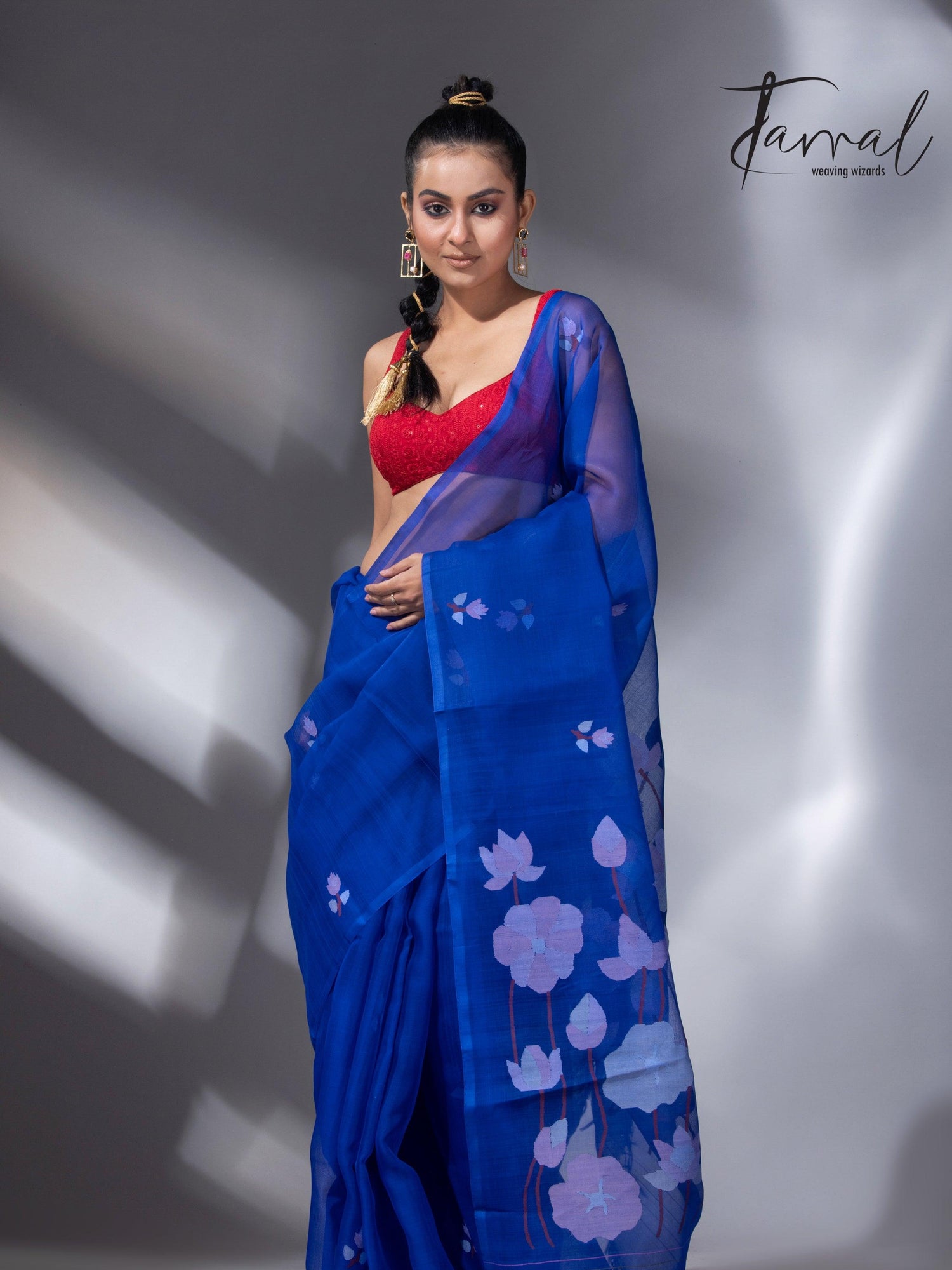 Indigo lotus pallu handwoven muslin silk jamdani saree full3