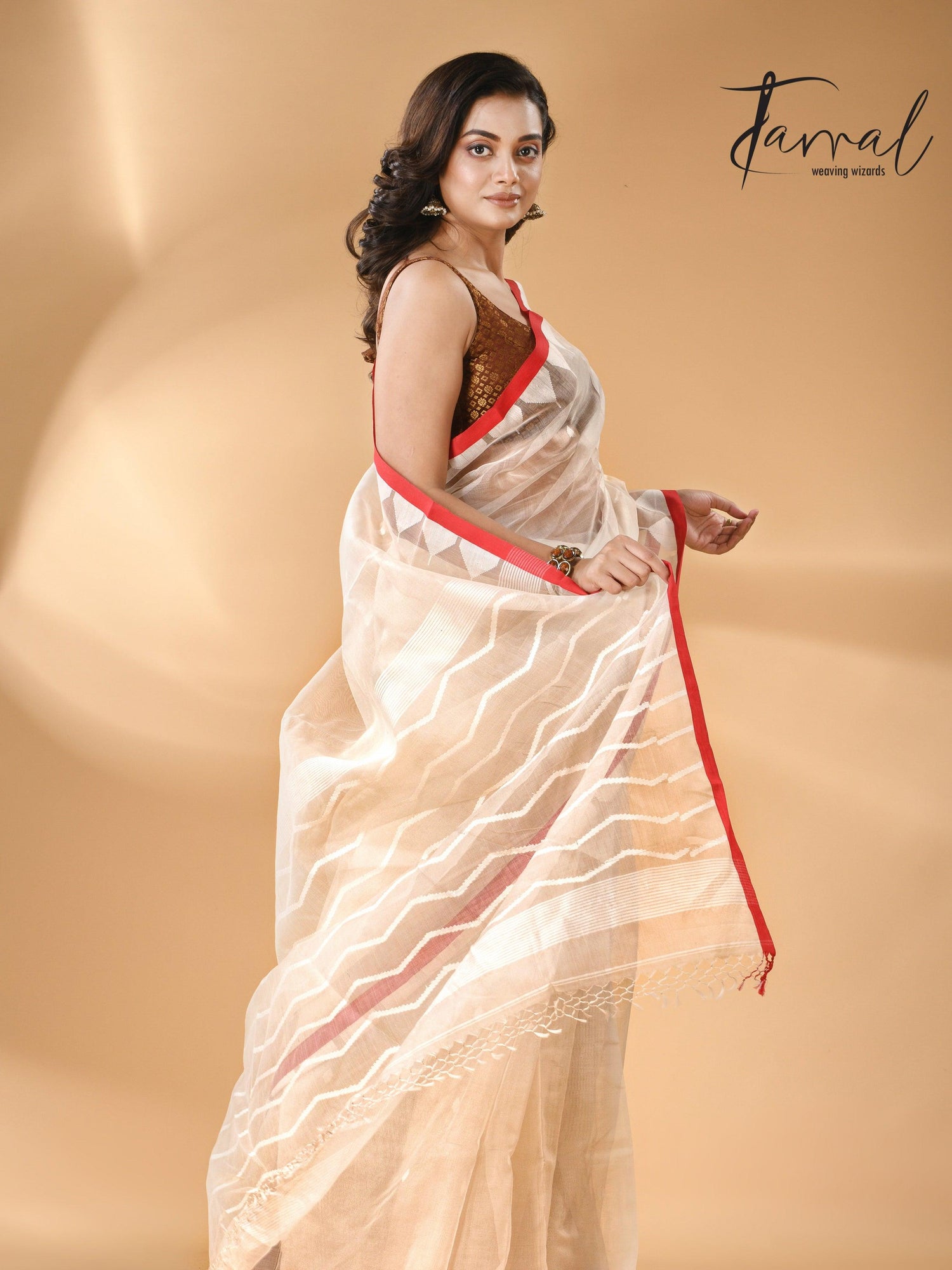 Ivory White Muslin Silk Handwoven Needlework Jamdani Saree Temple Border7