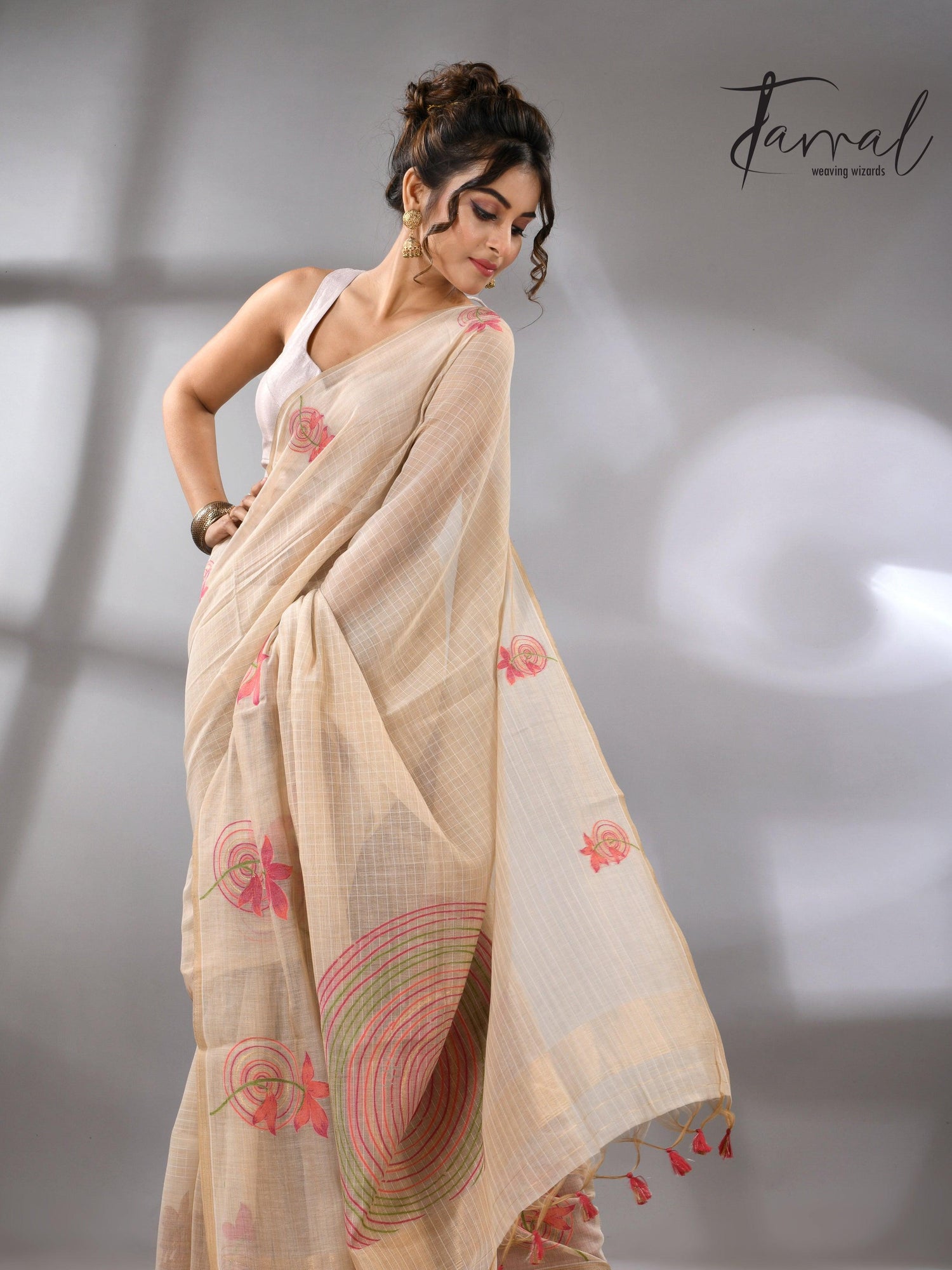 Light beige with floral motifs handloom silk cotton jamdani saree_Back