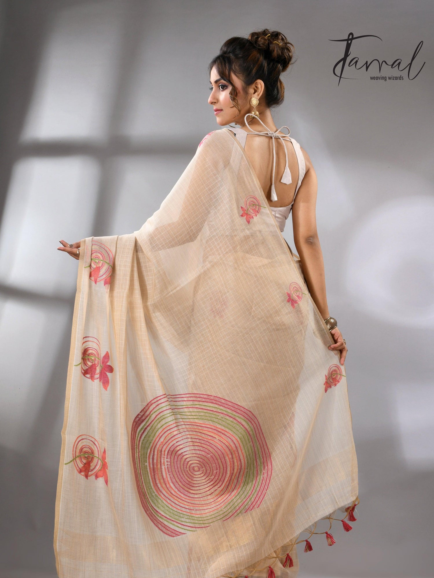 Light beige with floral motifs handloom silk cotton jamdani saree_Back2