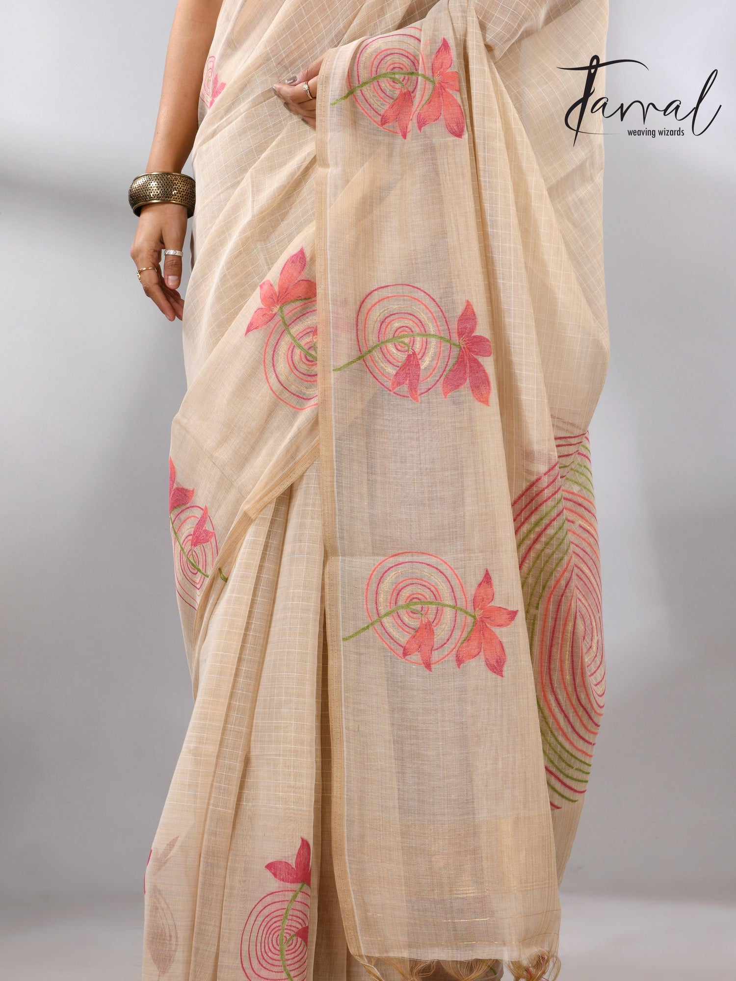 Light beige with floral motifs handloom silk cotton jamdani saree_Close_up
