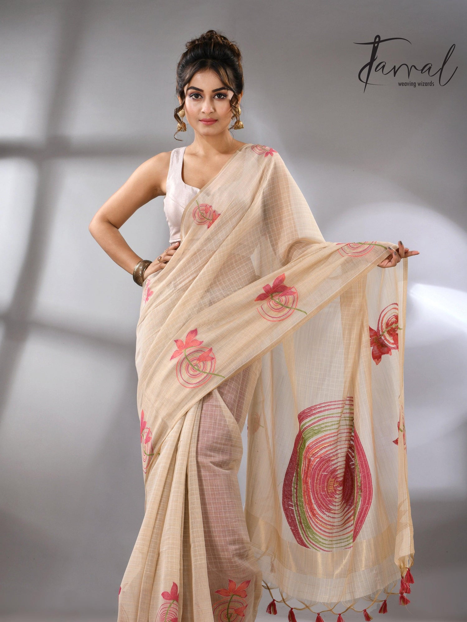 Light beige with floral motifs handloom silk cotton jamdani saree_Front