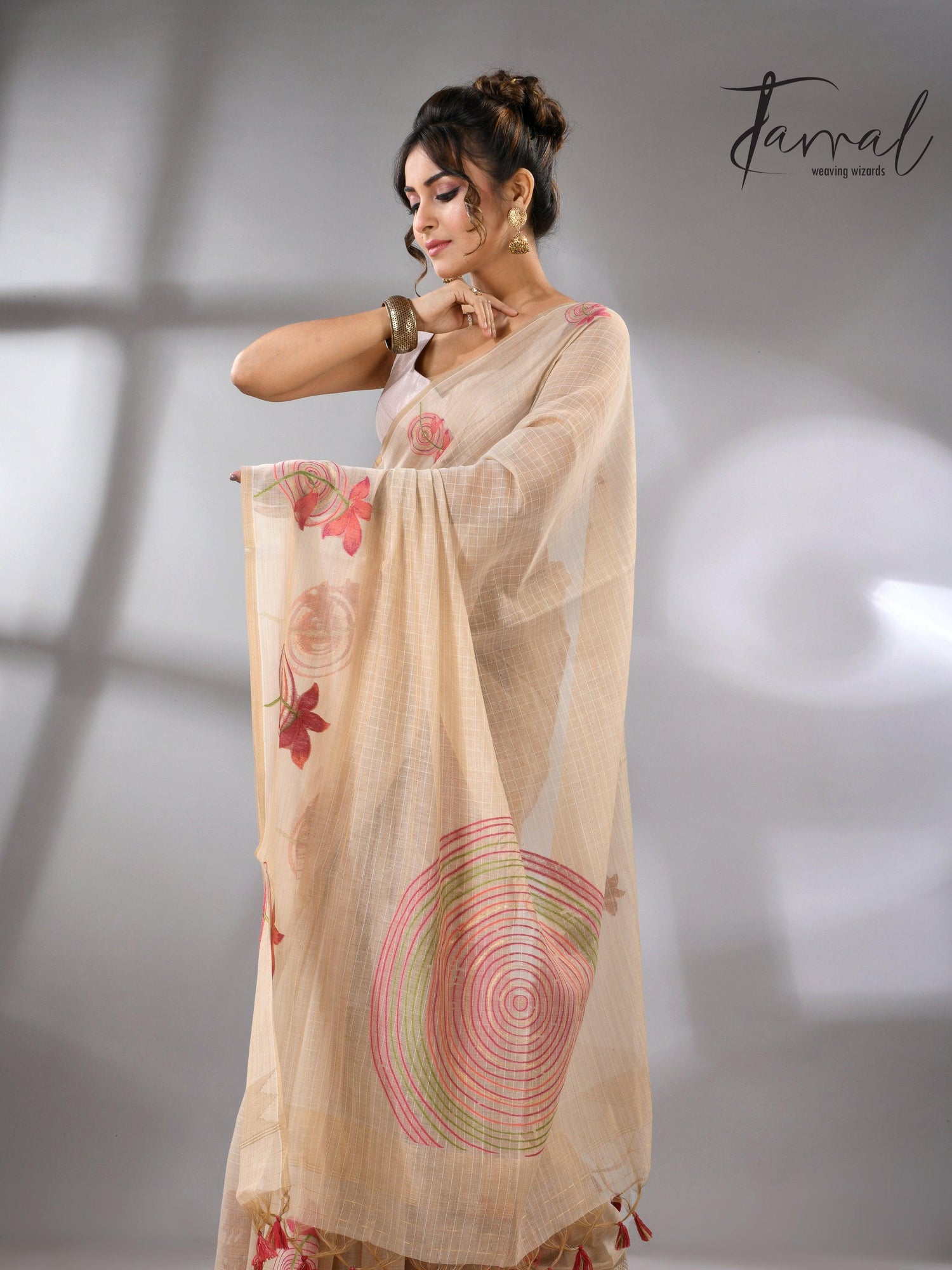 Light beige with floral motifs handloom silk cotton jamdani saree_Left