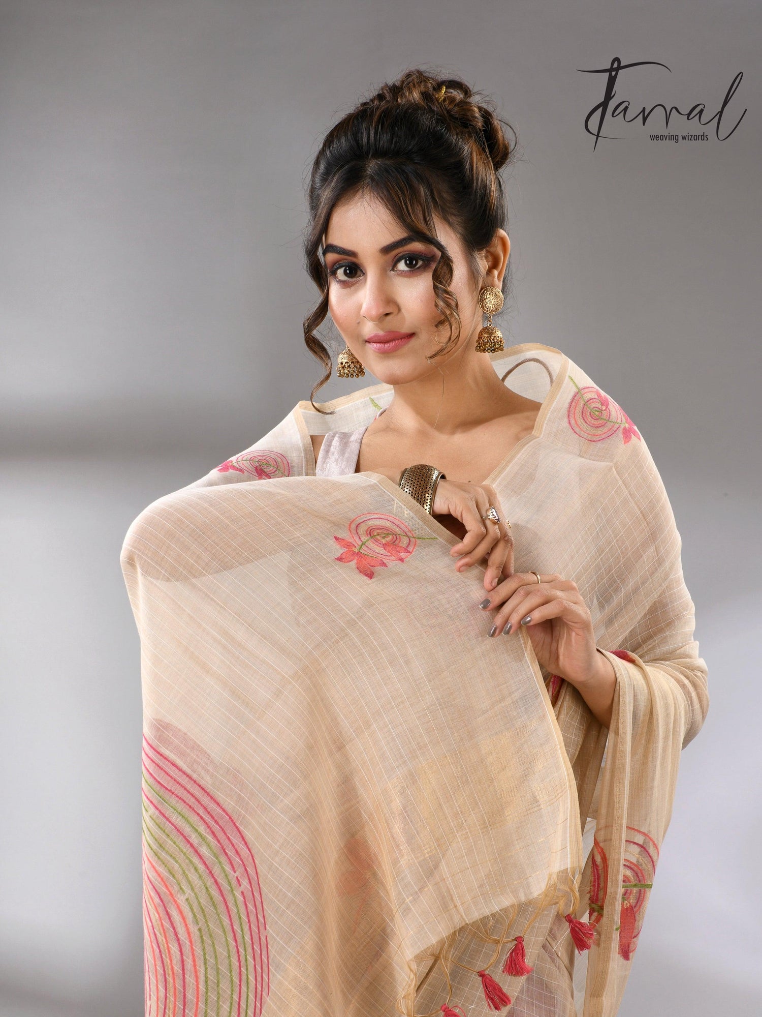 Light beige with floral motifs handloom silk cotton jamdani saree_Right