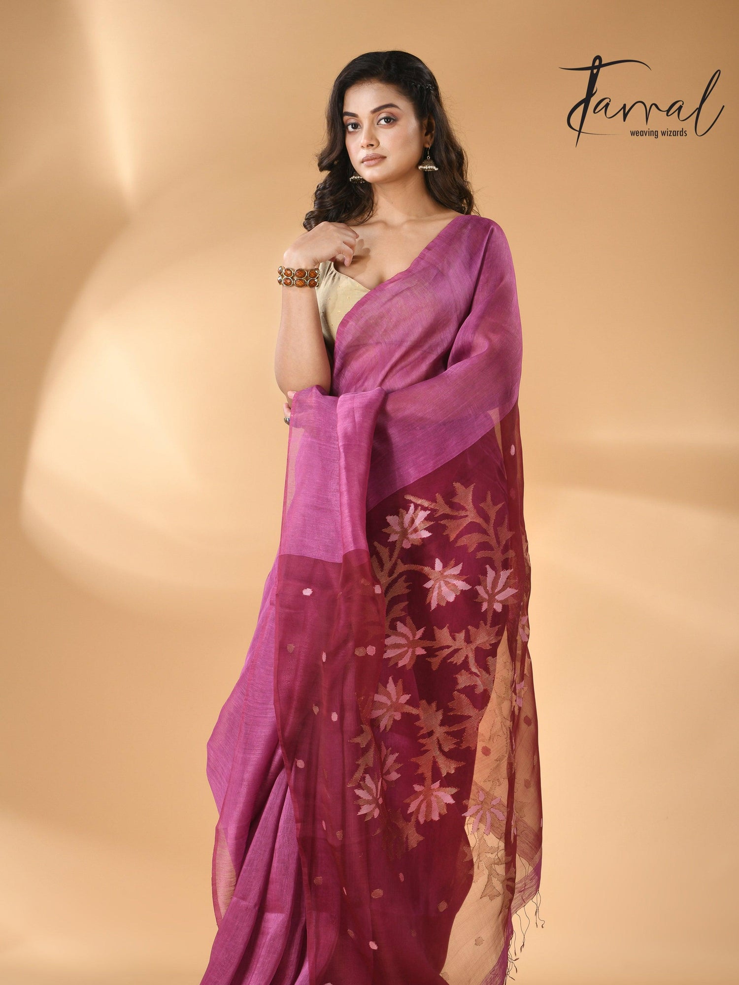 Linen Handwoven Jamdani Saree With Magenta Thoka Silk Saree full