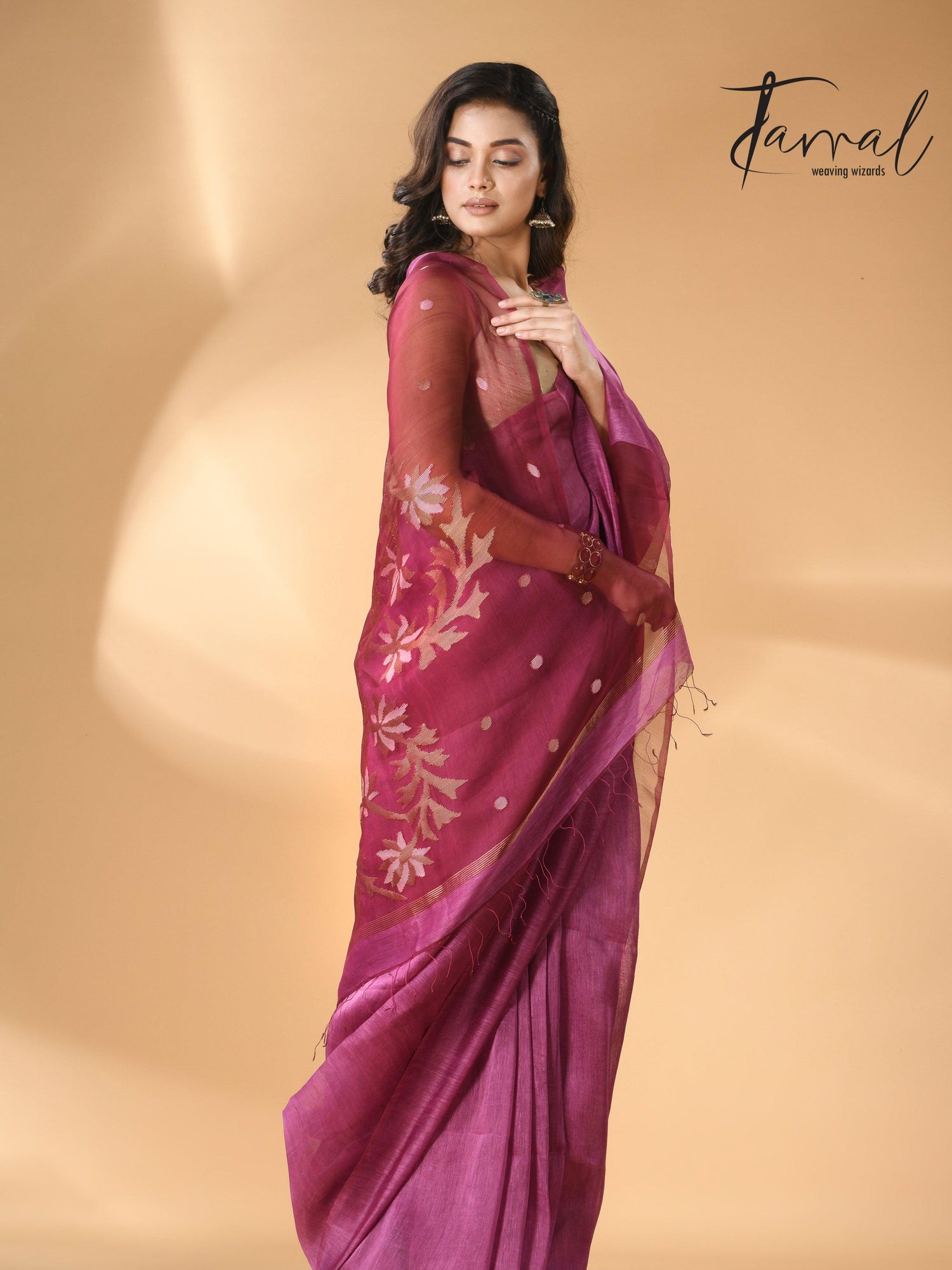 Linen Handwoven Jamdani Saree With Magenta Thoka Silk Saree right2
