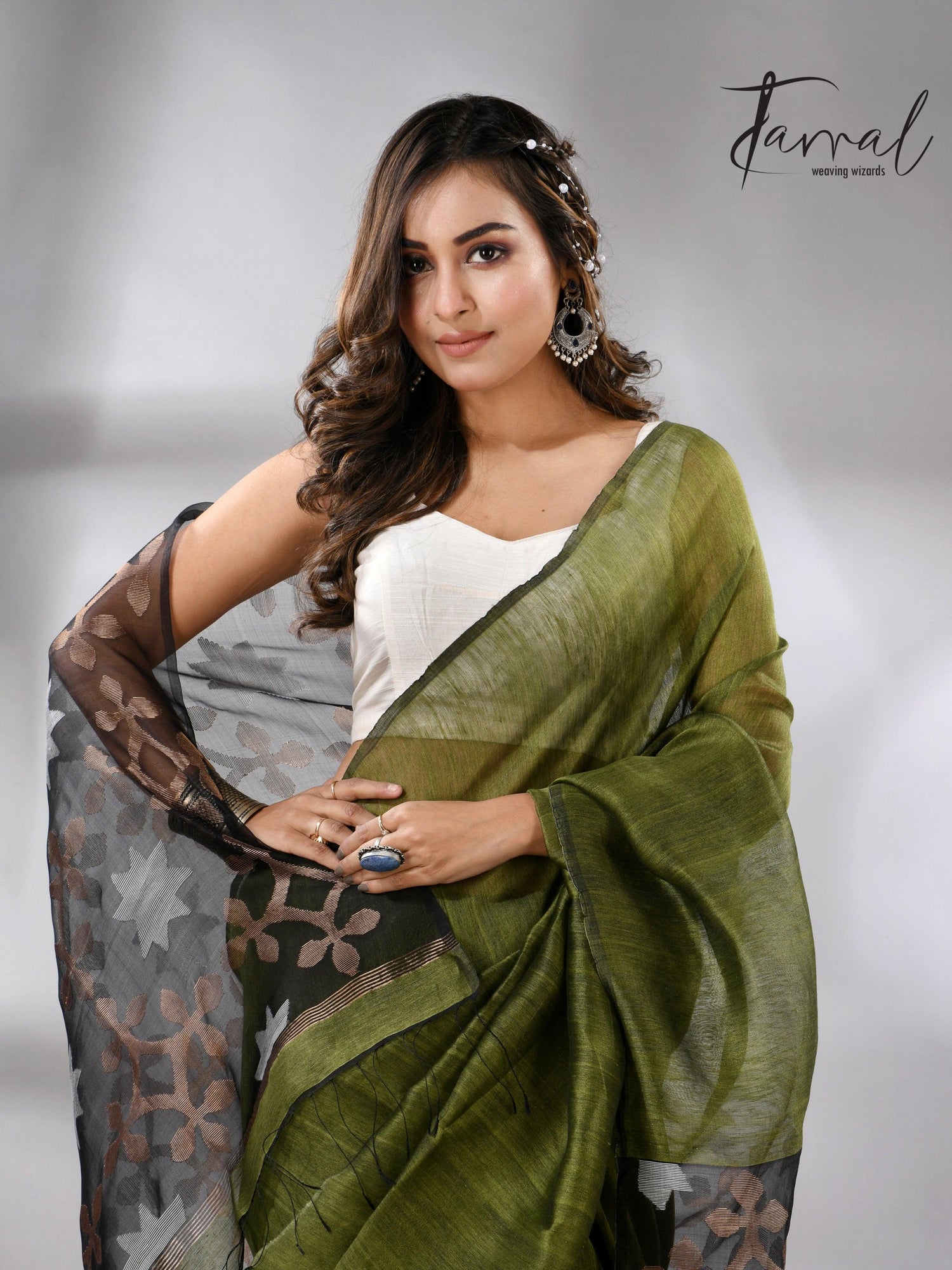 Linen handwoven jamdani saree in green and black star pallu2