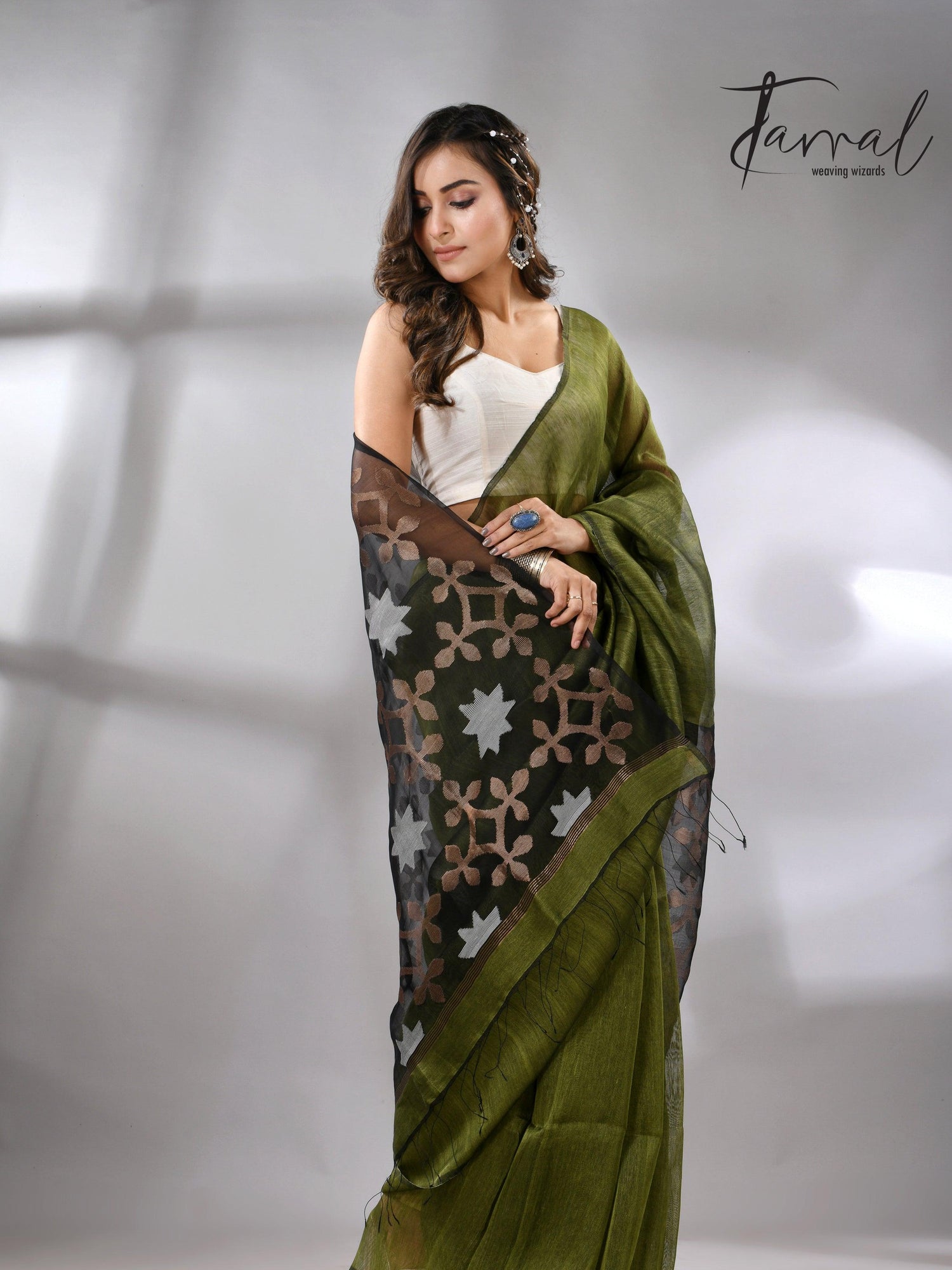 Linen handwoven jamdani saree in green and black star pallu4