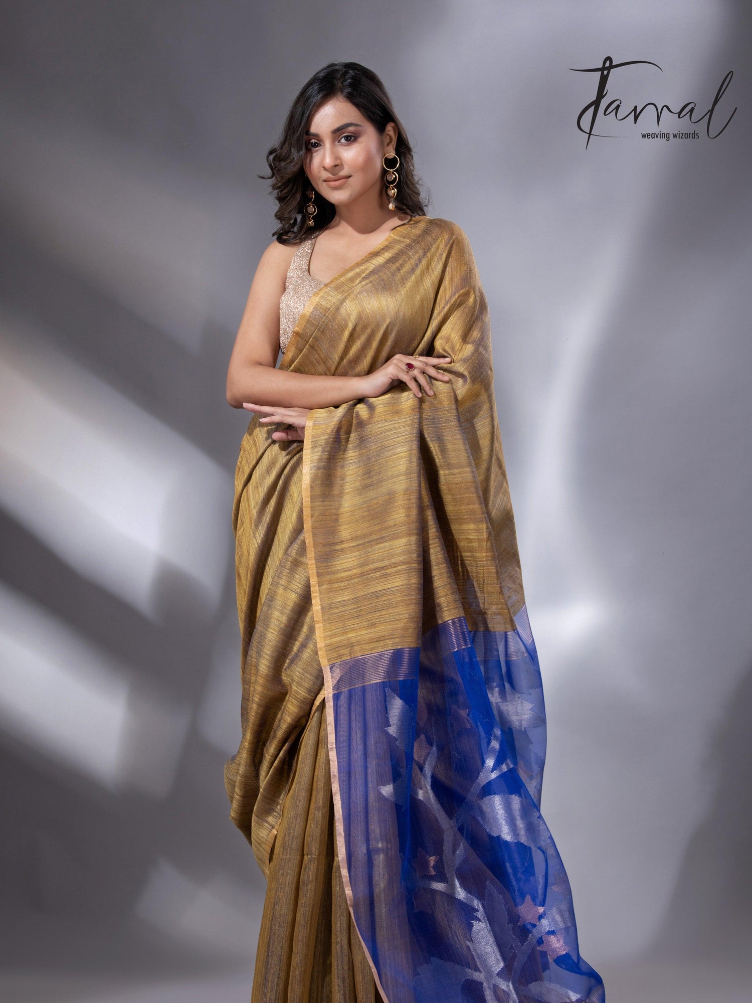 Matka Silk Handwoven Jamdani Saree with Blue Pallu full