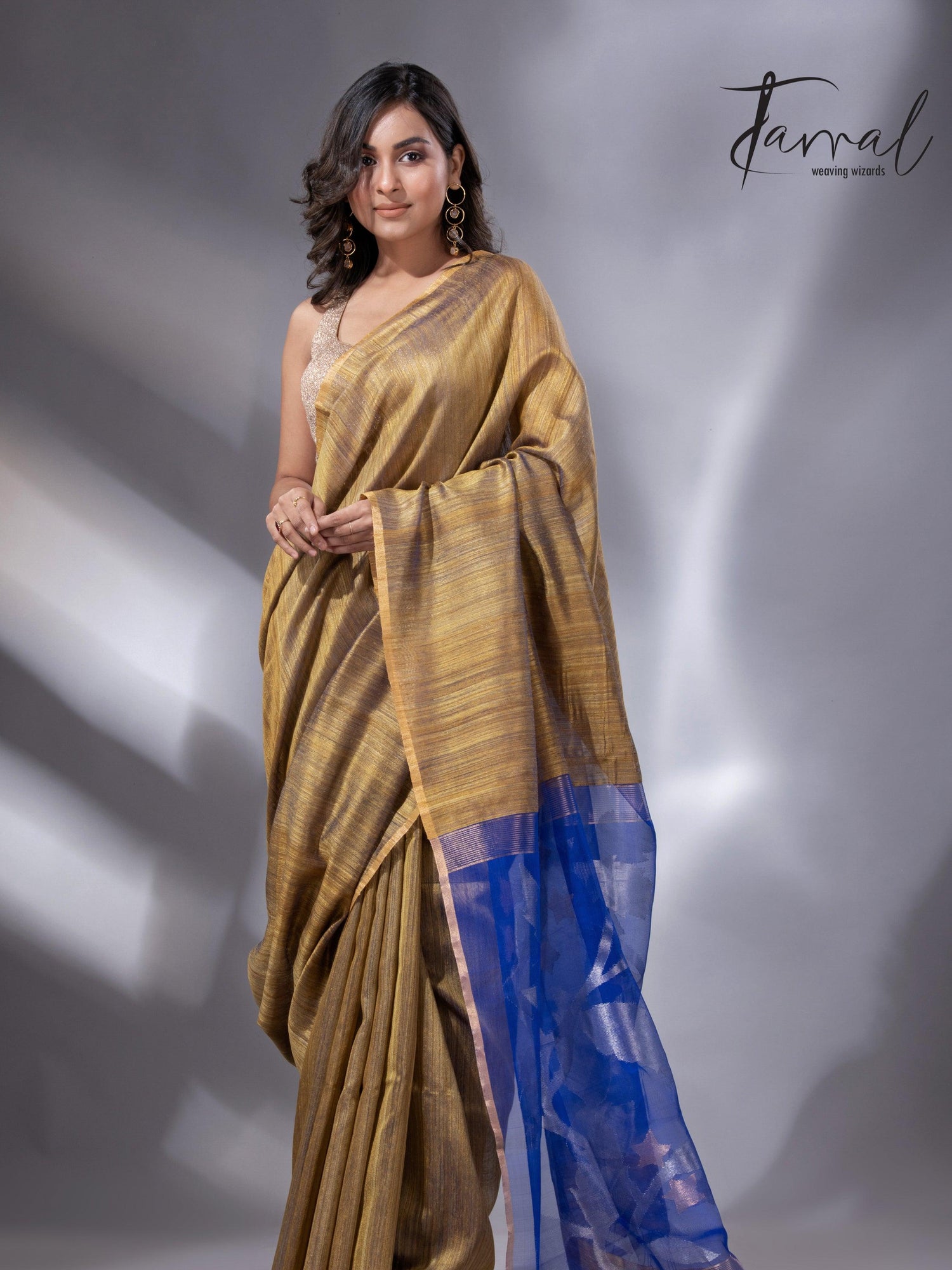 Matka Silk Handwoven Jamdani Saree with Blue Pallu full1