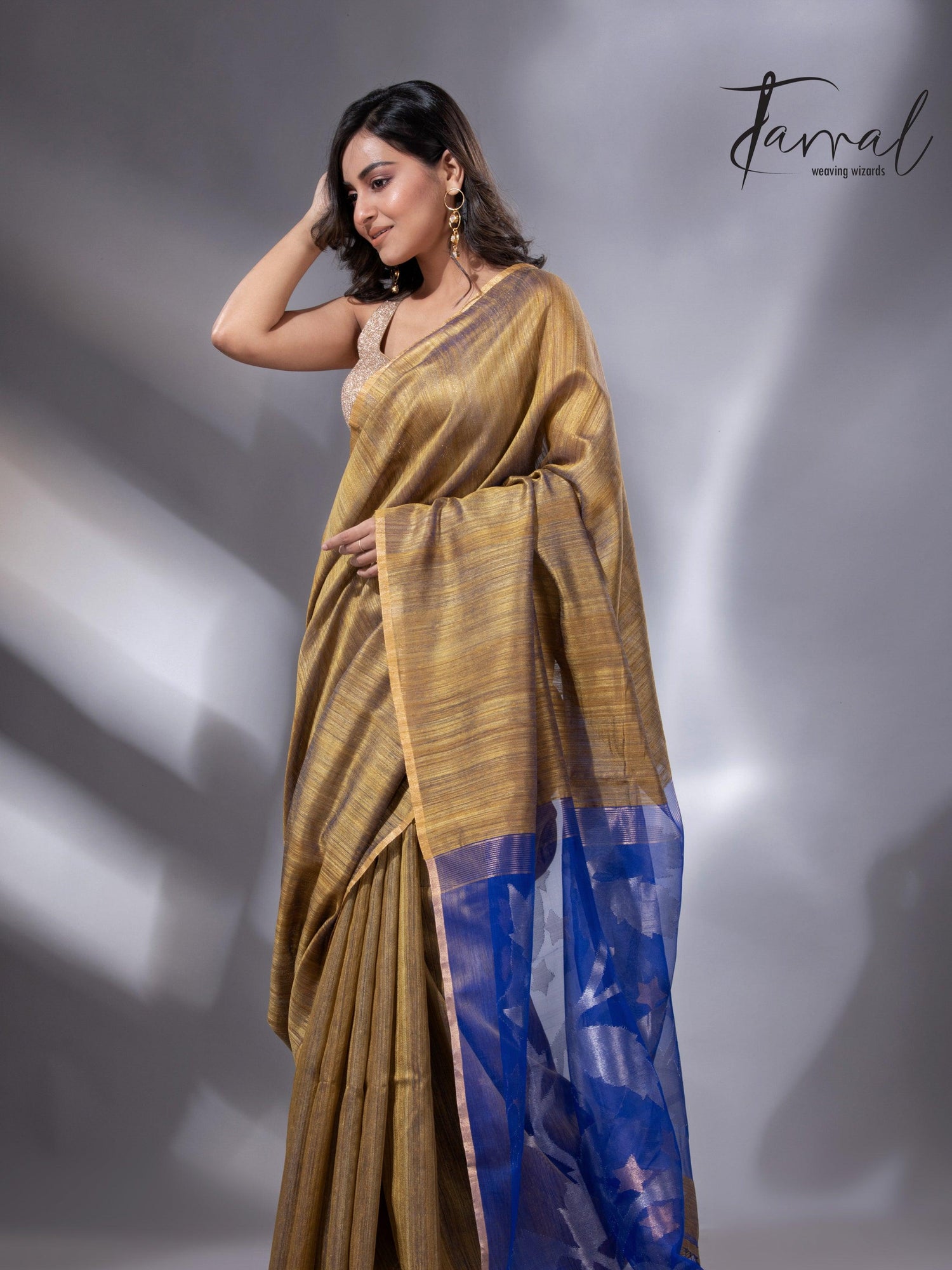 Matka Silk Handwoven Jamdani Saree with Blue Pallu full2