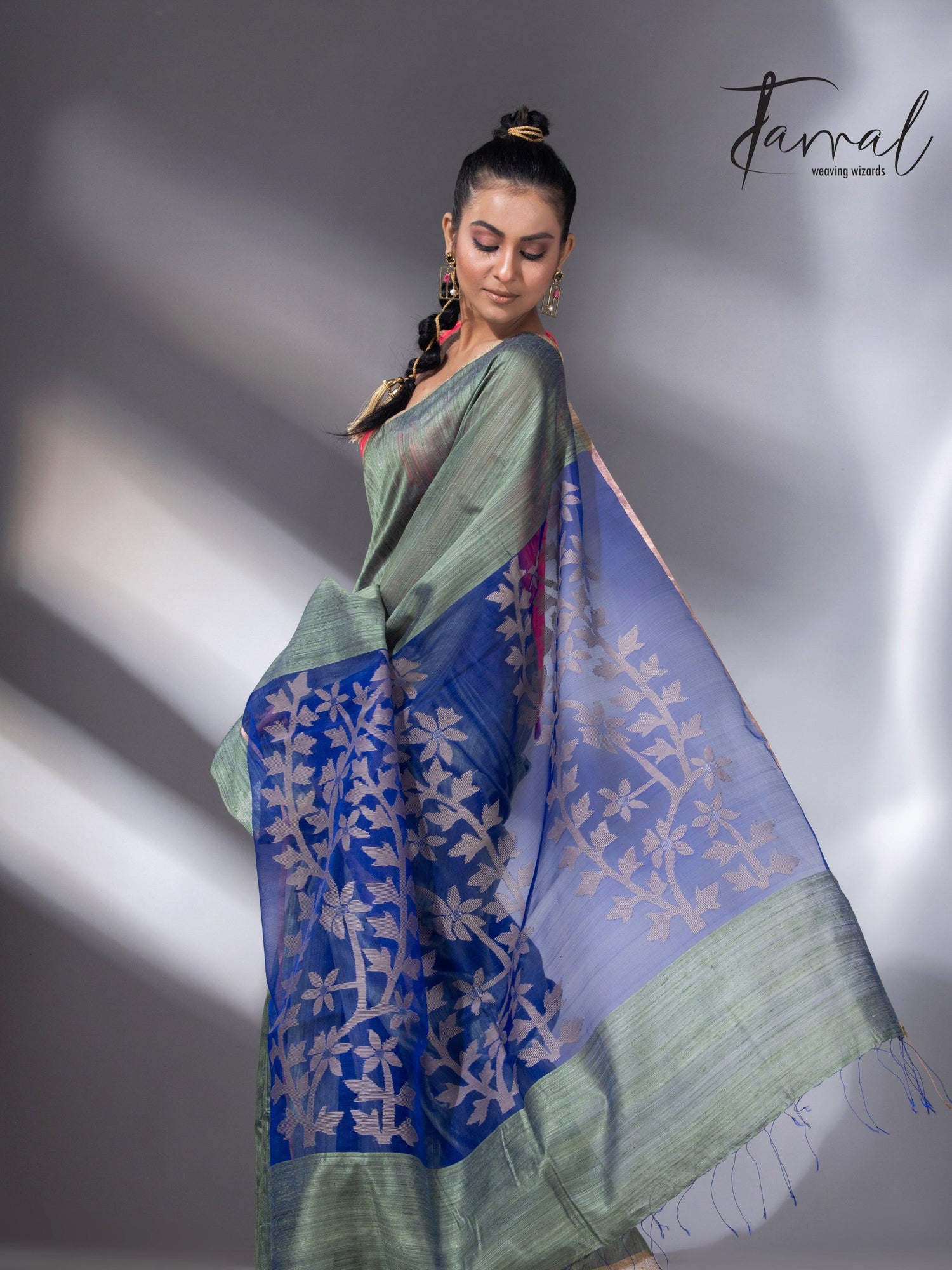 Mosh green dual tone matka silk floral handwoven jamdani saree4