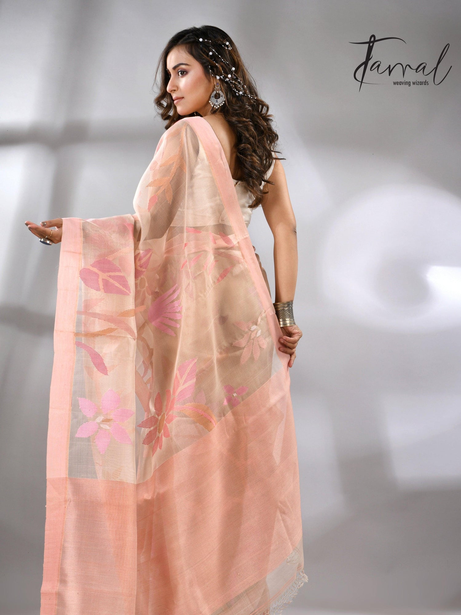 Muslin Silk Handwoven Jamdani Off-White Saree with a Peach Border back