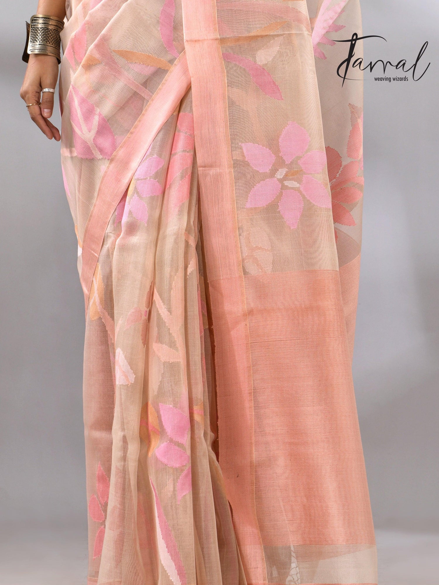 Muslin Silk Handwoven Jamdani Off-White Saree with a Peach Border bottom