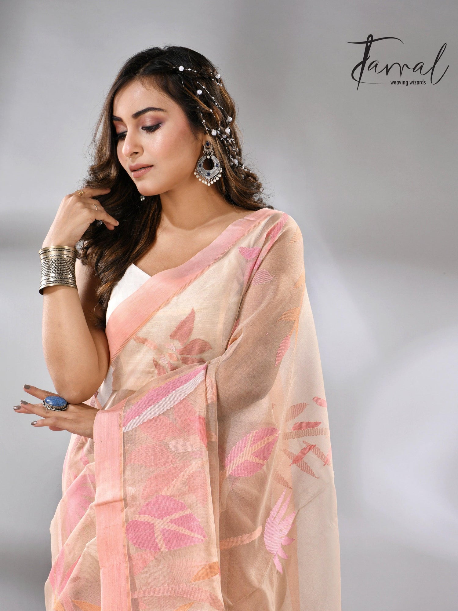 Muslin Silk Handwoven Jamdani Off-White Saree with a Peach Border cls