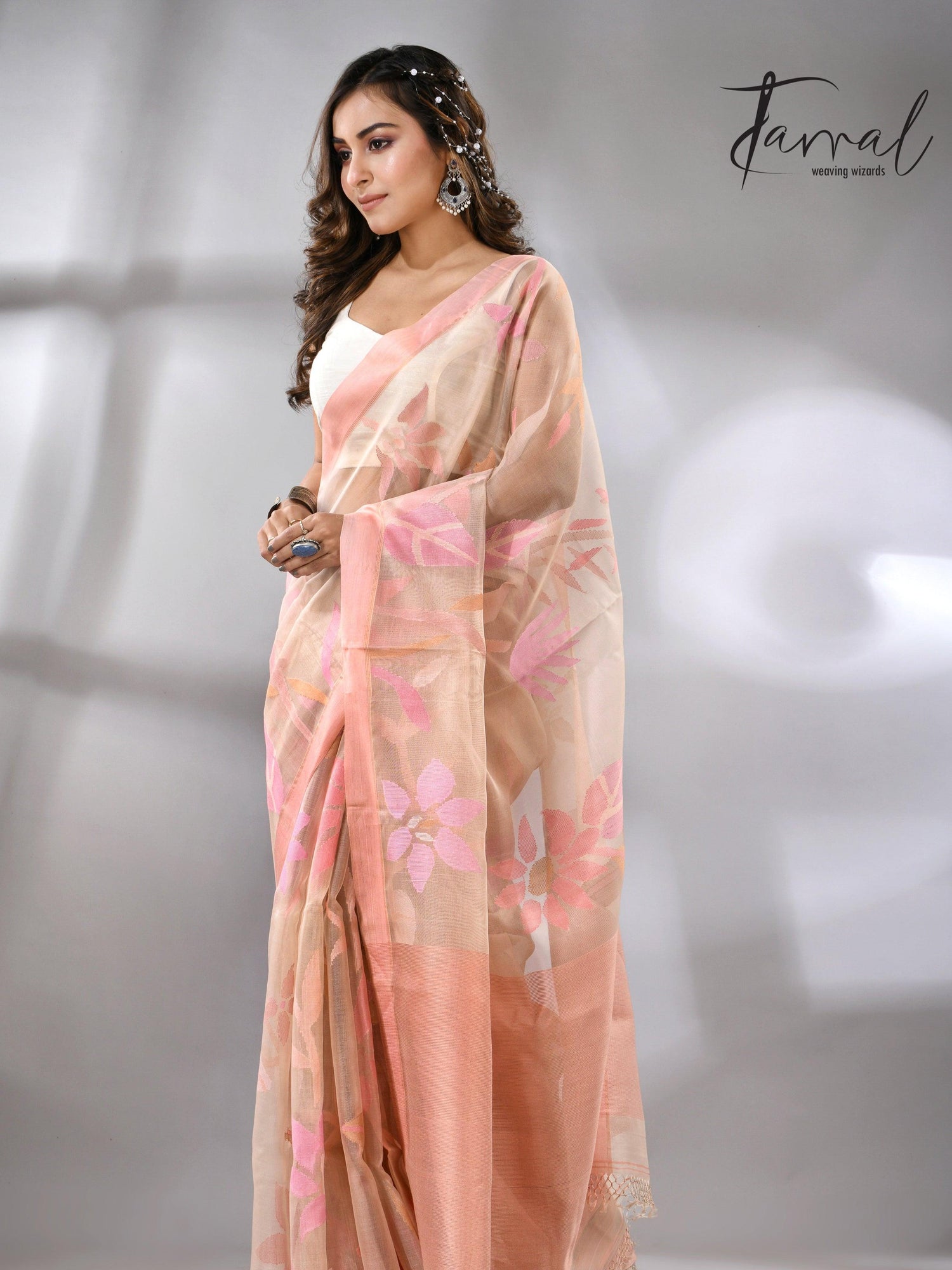 Muslin Silk Handwoven Jamdani Off-White Saree with a Peach Border  full